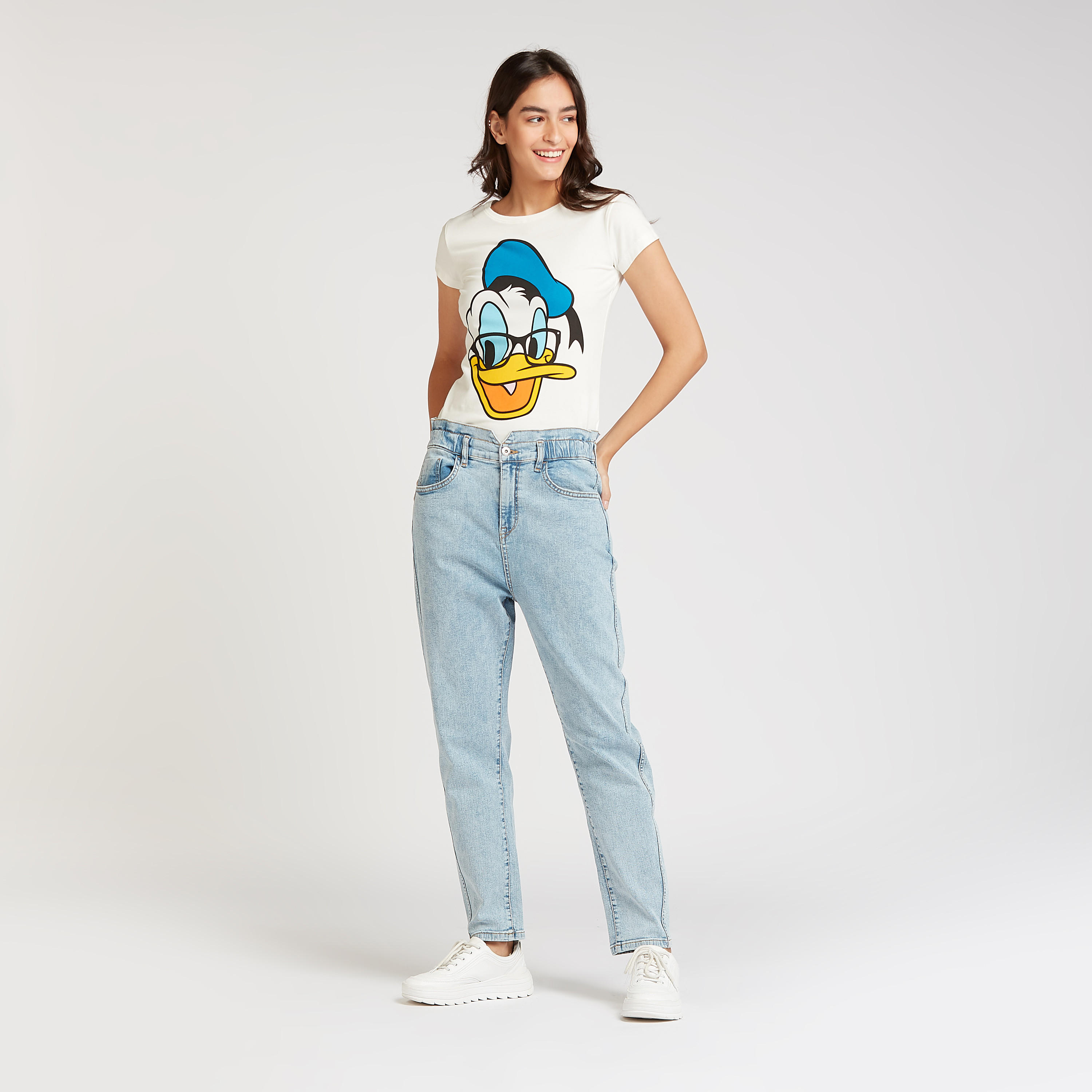 تيشيرت مستدام سليم فيت بياقة مستديرة وأكمام كاب وطبعات داك دونالد-women-clothing-tshirts-image-2