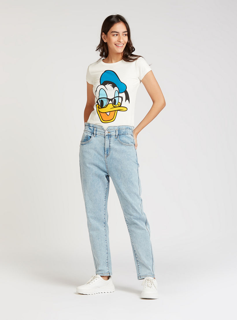 تيشيرت مستدام سليم فيت بياقة مستديرة وأكمام كاب وطبعات داك دونالد-women-clothing-tshirts-image-2