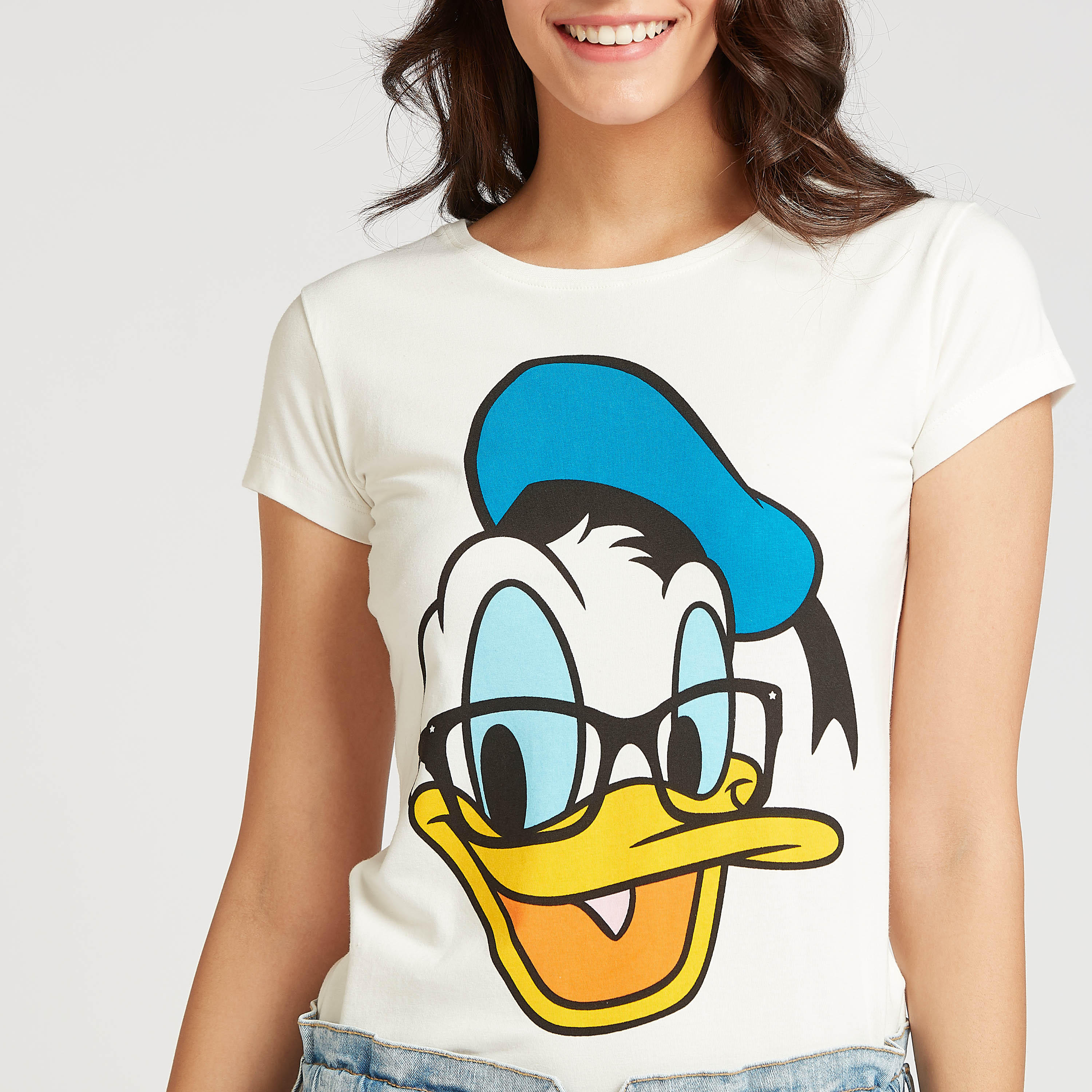 تيشيرت مستدام سليم فيت بياقة مستديرة وأكمام كاب وطبعات داك دونالد-women-clothing-tshirts-image-3