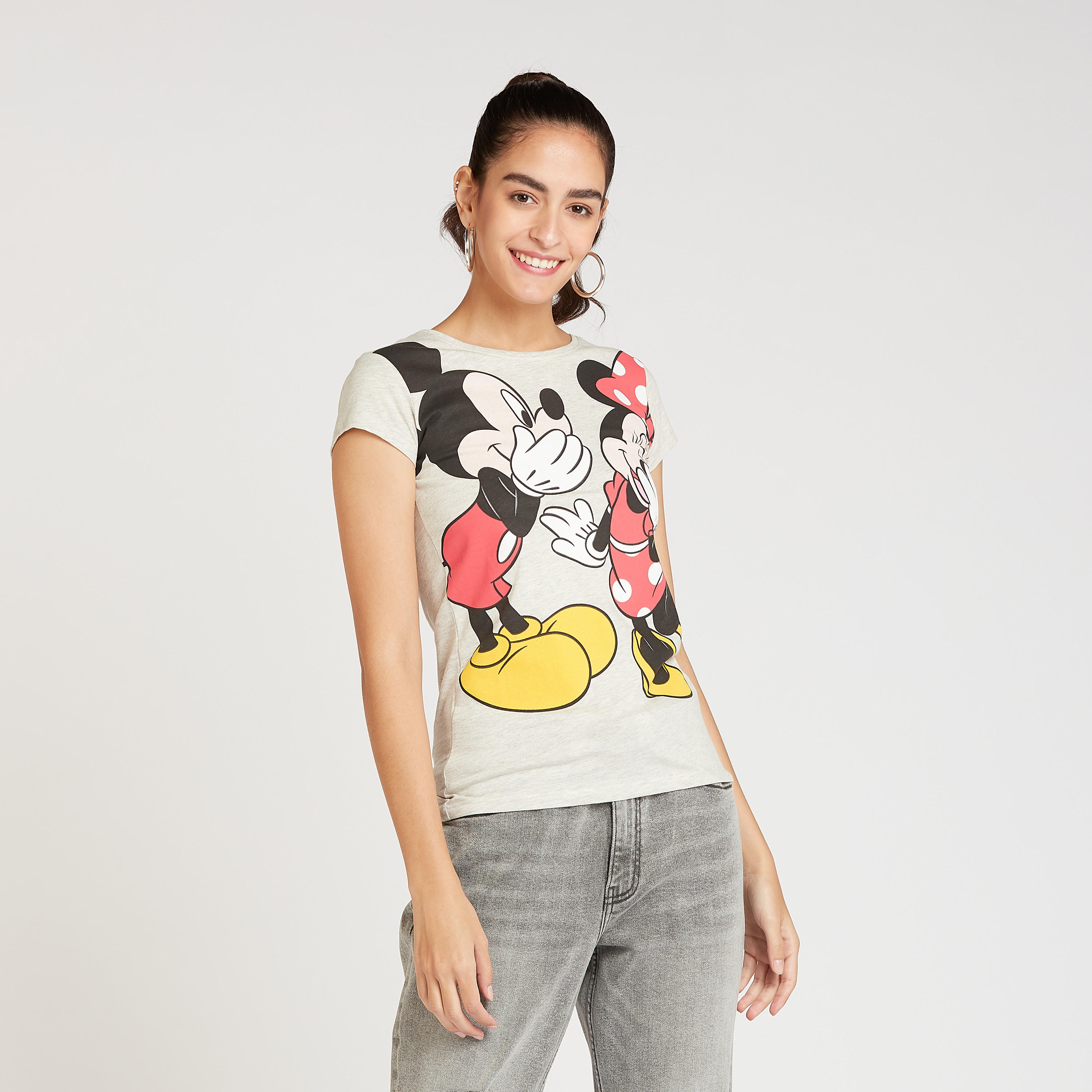 تيشيرت مستدام بياقة ضيقة وأكمام كاب وطبعات ميكي و ميني ماوس-women-clothing-tshirts-image-1