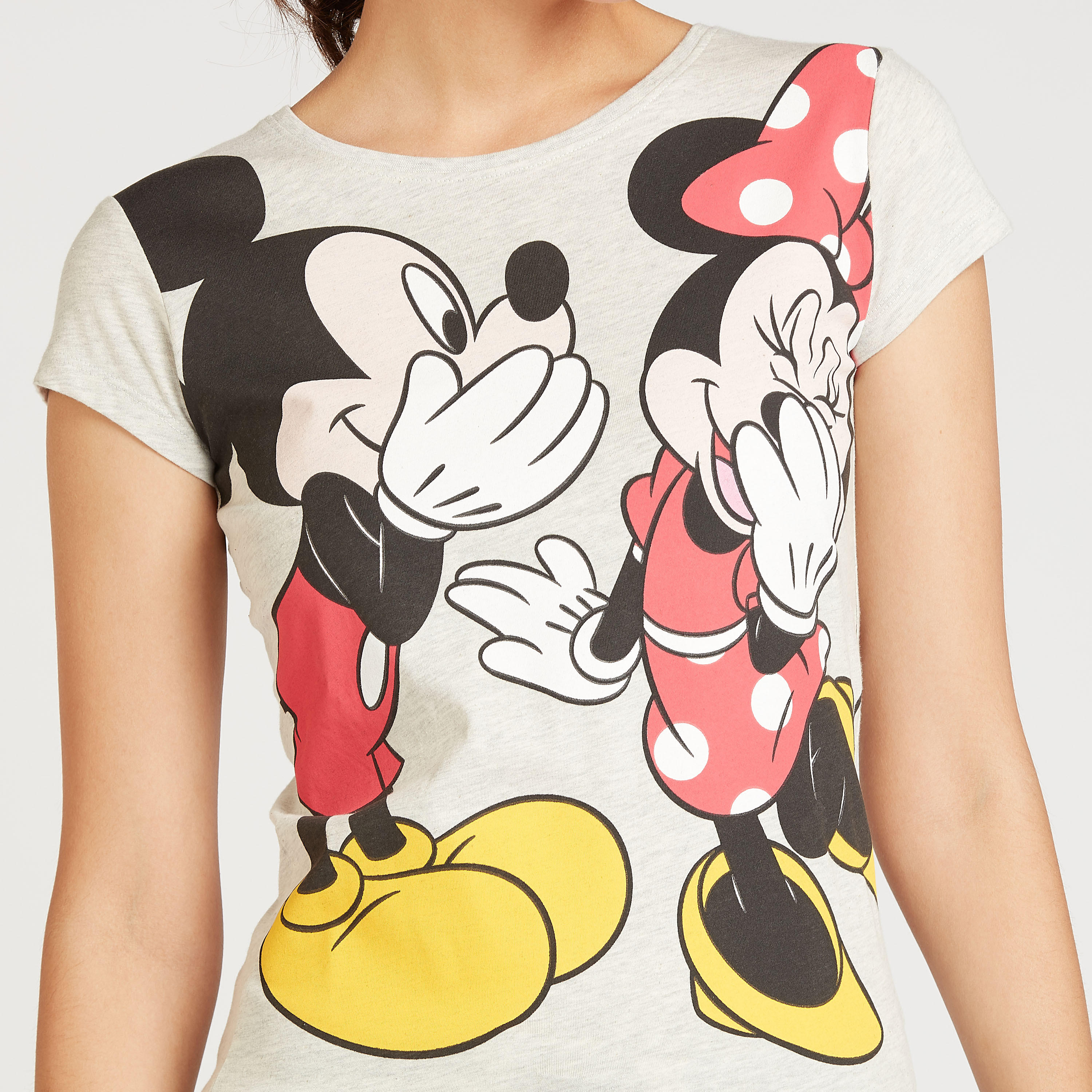 تيشيرت مستدام بياقة ضيقة وأكمام كاب وطبعات ميكي و ميني ماوس-women-clothing-tshirts-image-3