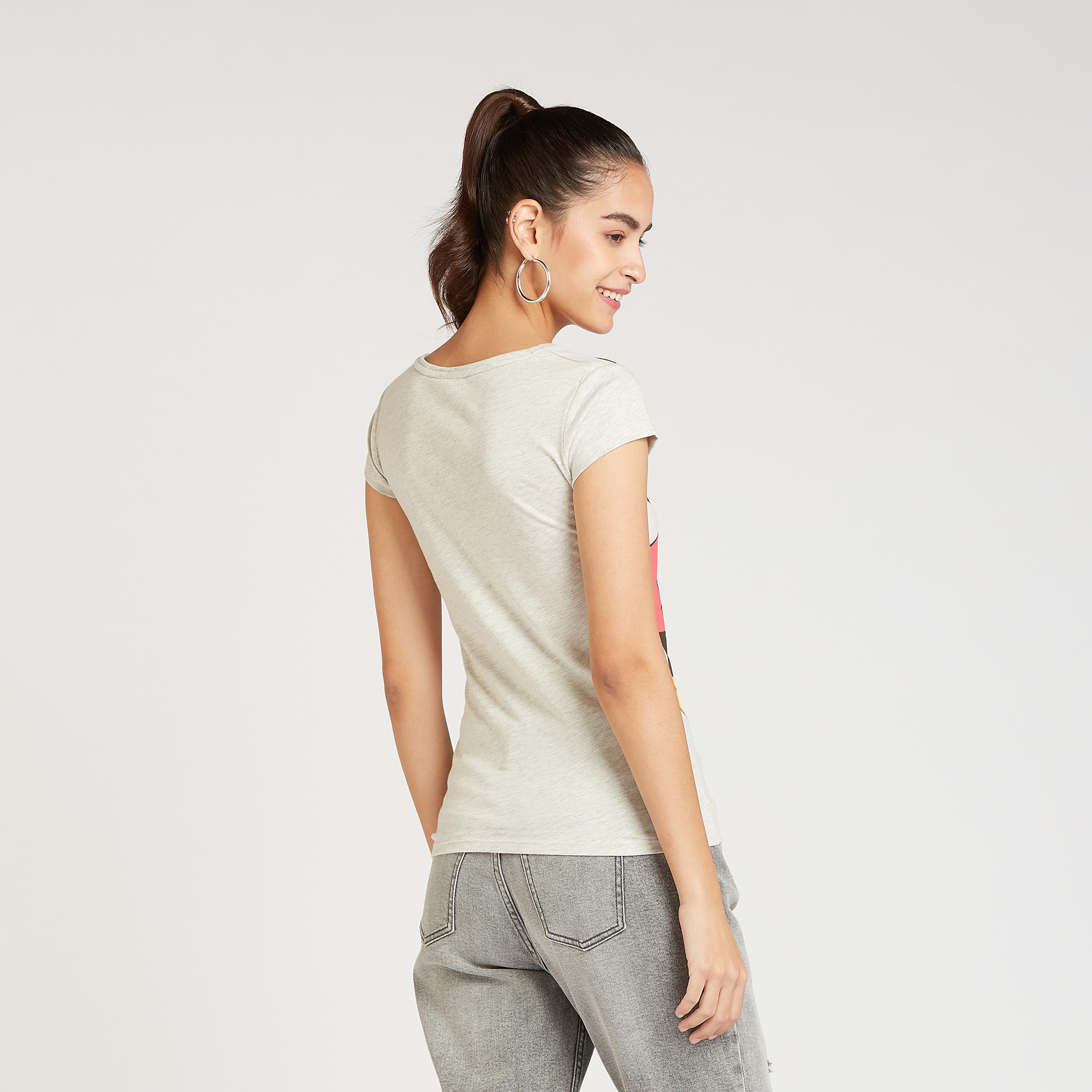 تيشيرت مستدام بياقة ضيقة وأكمام كاب وطبعات ميكي و ميني ماوس-women-clothing-tshirts-image-4