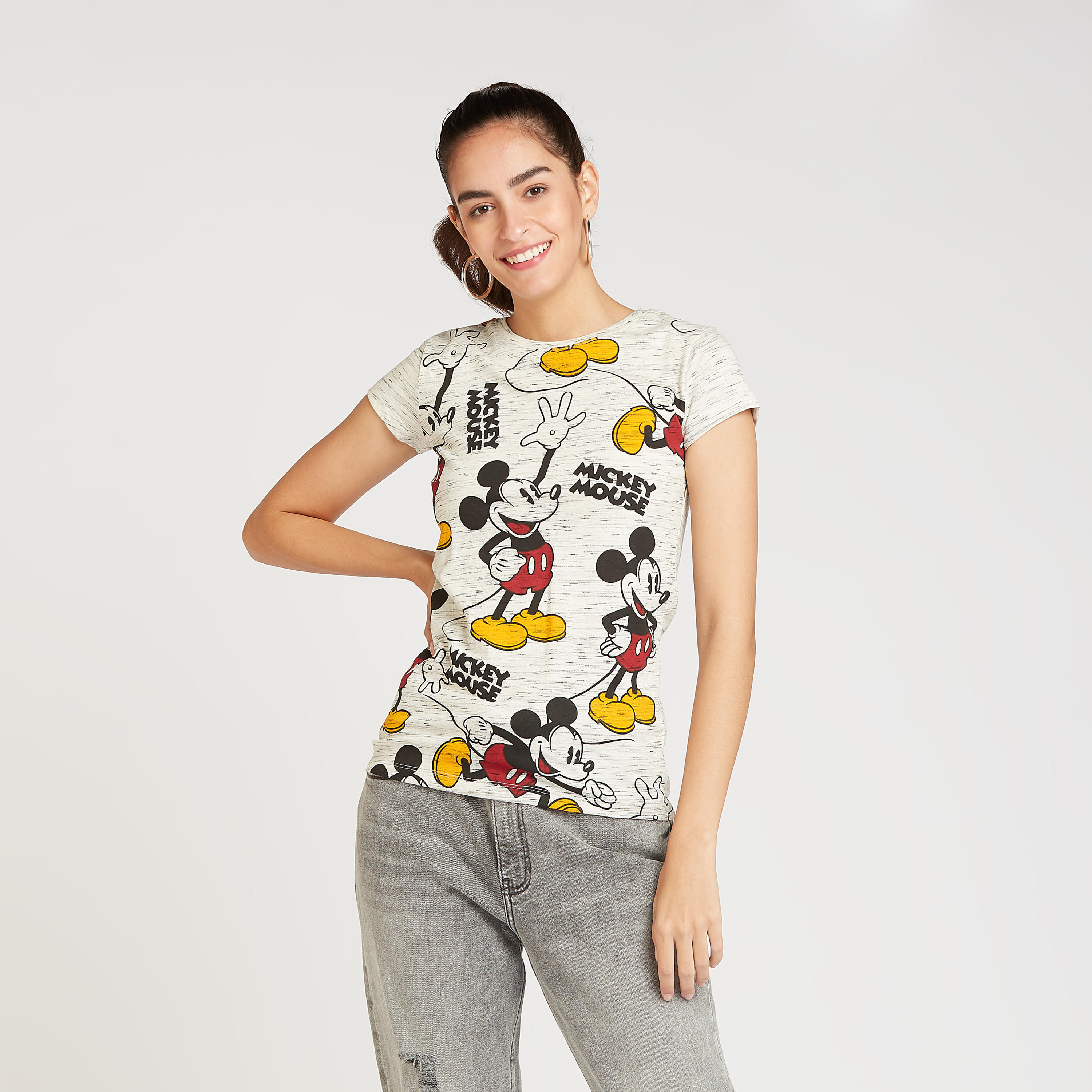 تيشيرت مستدام بياقة ضيّقة وأكمام كاب وطبعات ميكي ماوس-women-clothing-tshirts-image-1