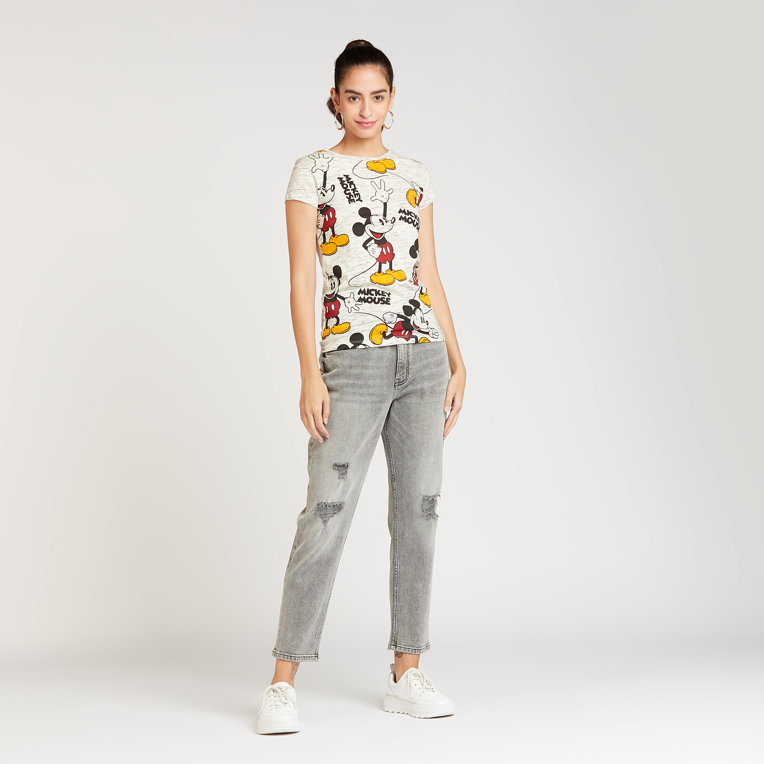 تيشيرت مستدام بياقة ضيّقة وأكمام كاب وطبعات ميكي ماوس-women-clothing-tshirts-image-2