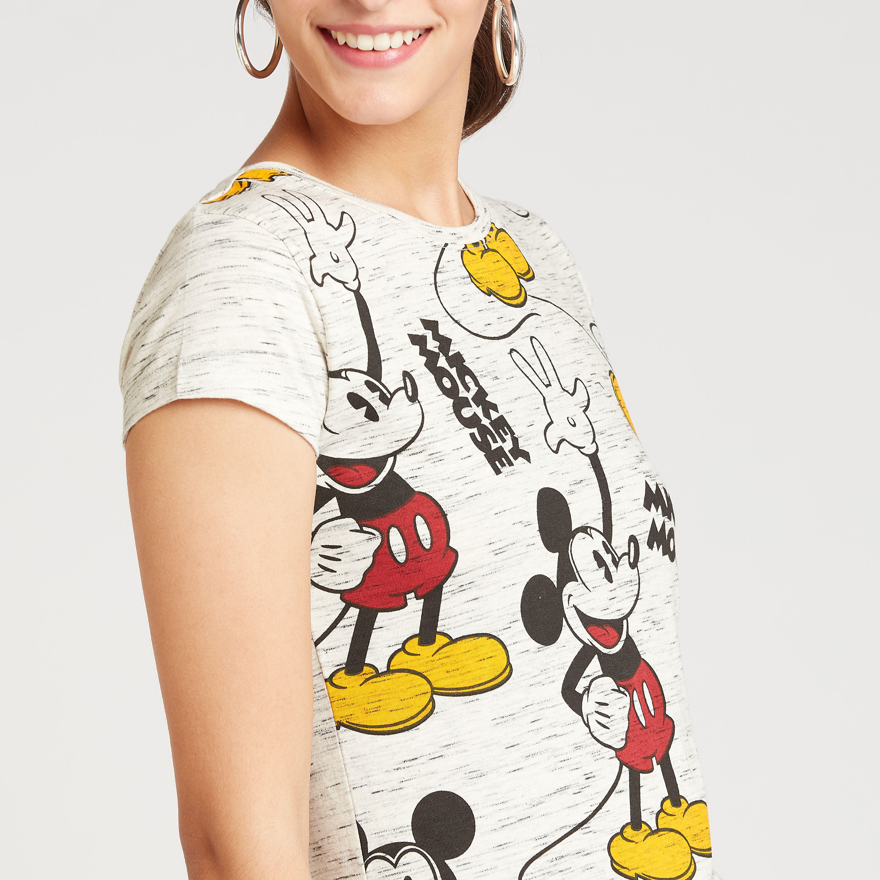 تيشيرت مستدام بياقة ضيّقة وأكمام كاب وطبعات ميكي ماوس-women-clothing-tshirts-image-3