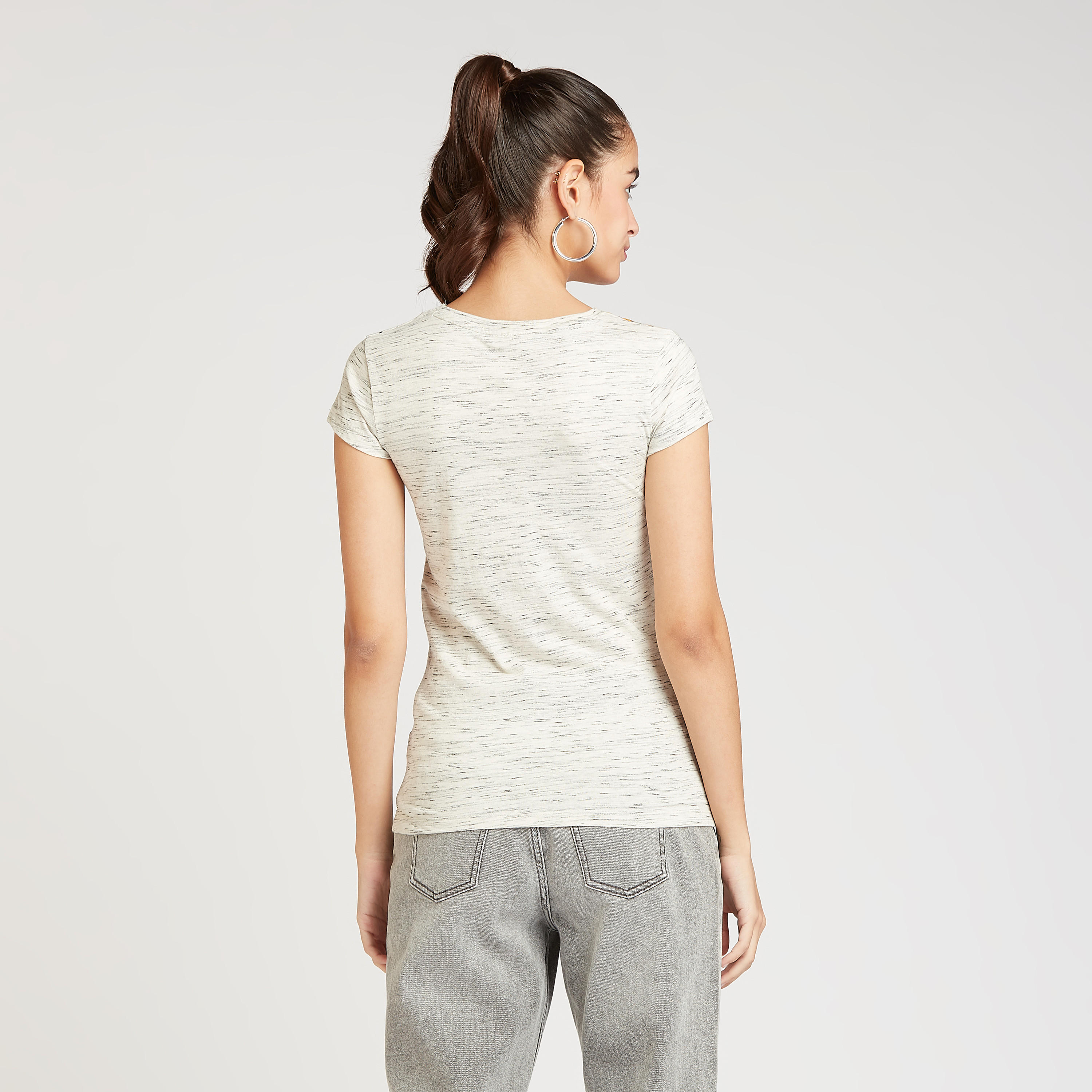 تيشيرت مستدام بياقة ضيّقة وأكمام كاب وطبعات ميكي ماوس-women-clothing-tshirts-image-4