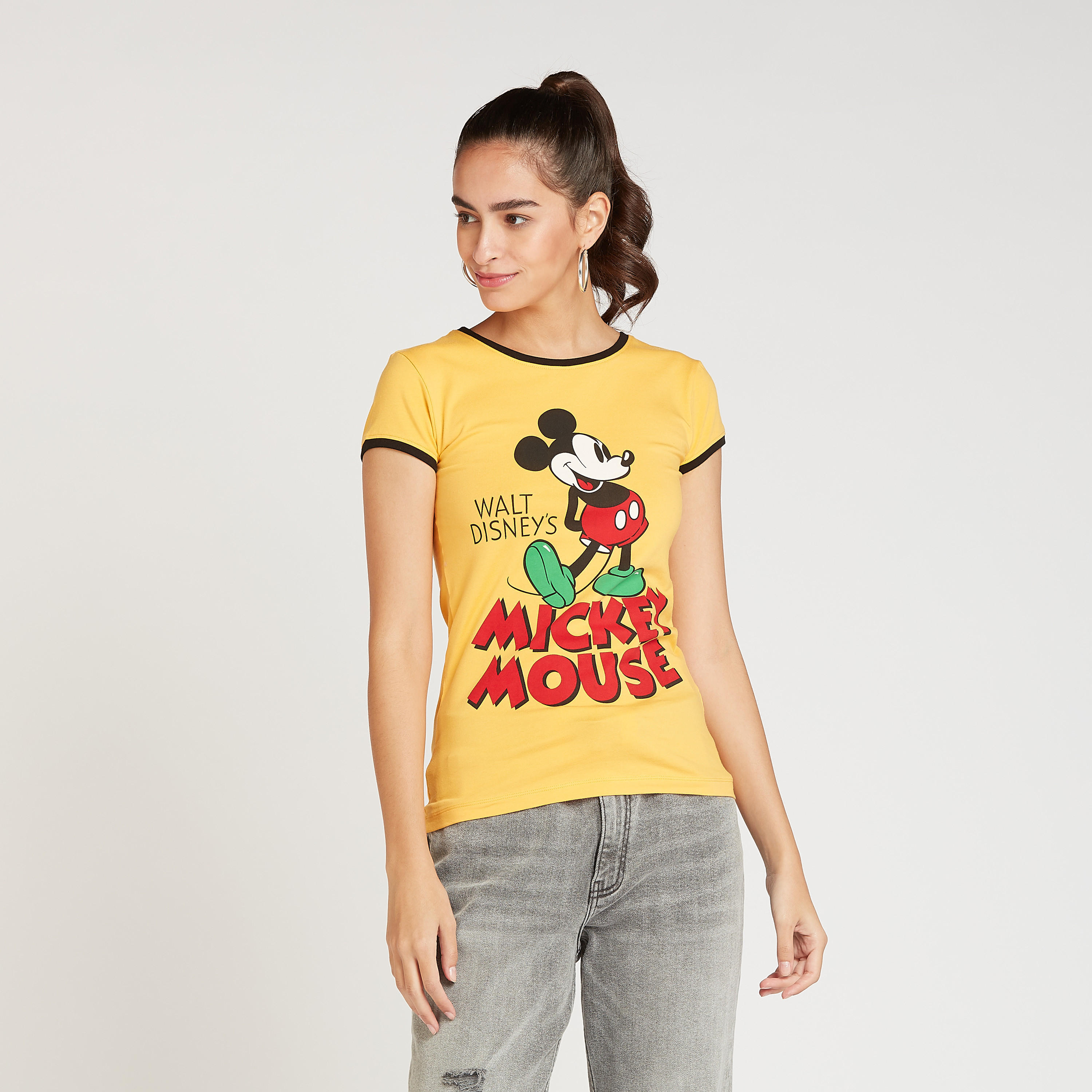 تيشيرت مستدام بياقة مستديرة وأكمام كاب وطبعات ميكي ماوس-women-clothing-tshirts-image-1