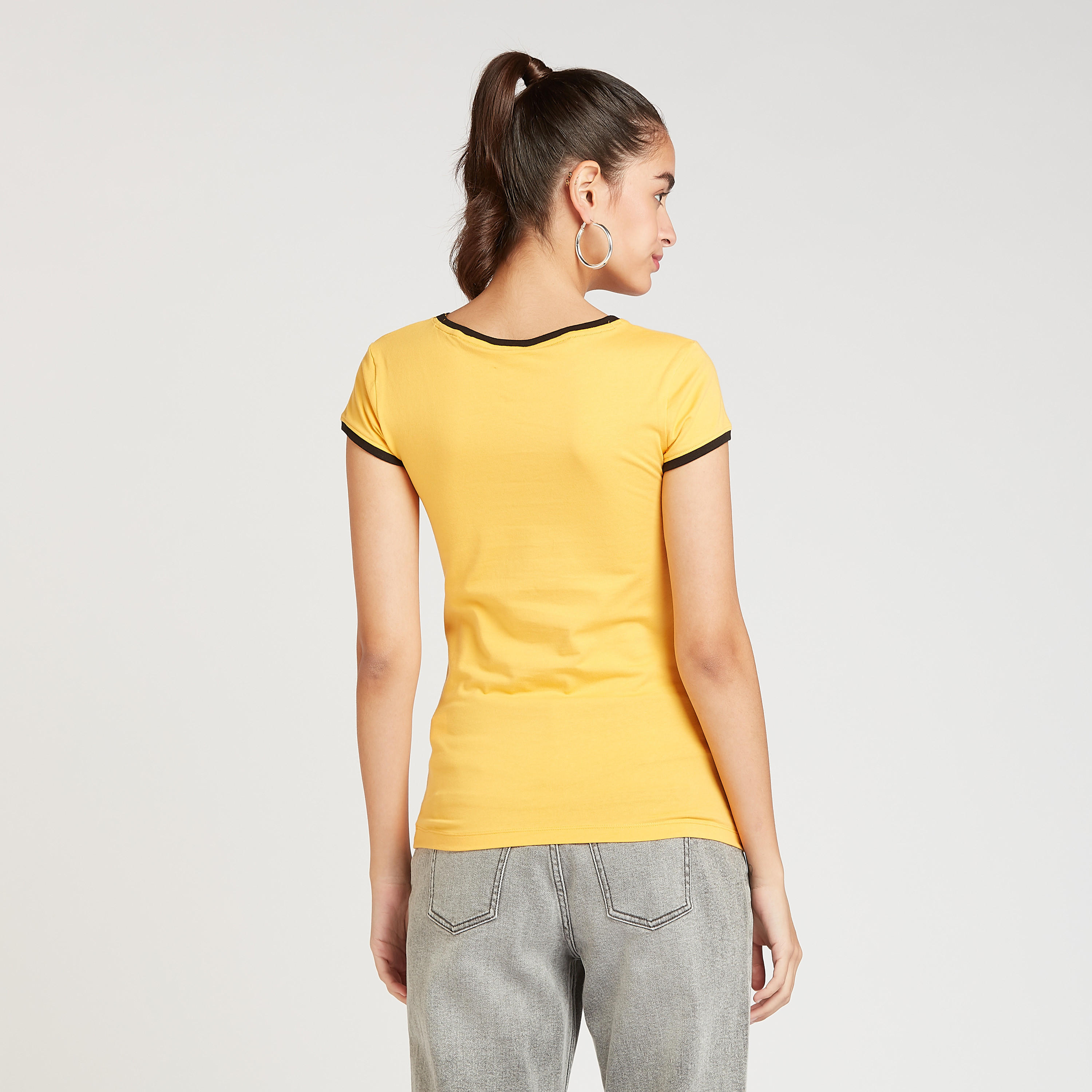 تيشيرت مستدام بياقة مستديرة وأكمام كاب وطبعات ميكي ماوس-women-clothing-tshirts-image-4