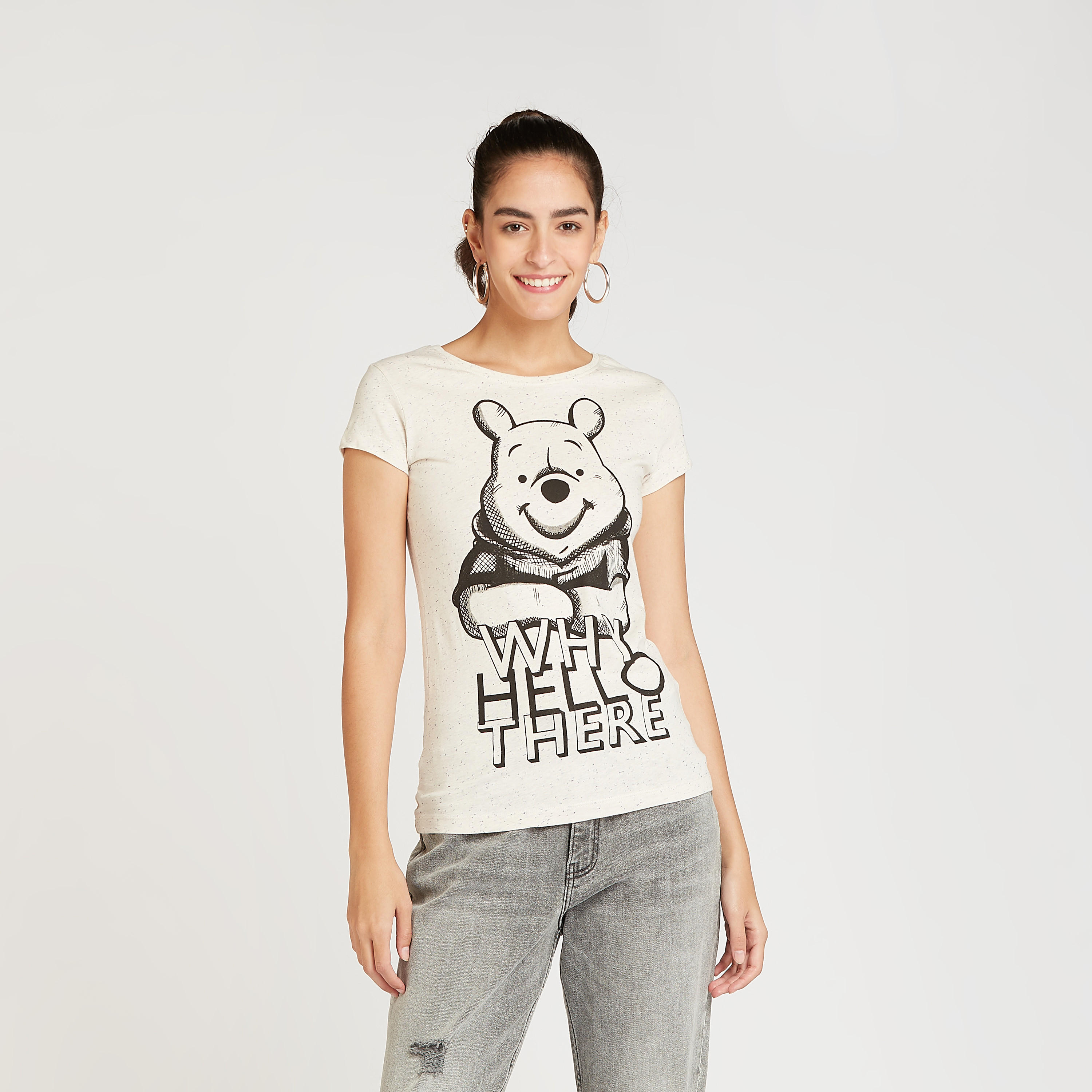 تيشيرت مستدام بياقة مستديرة وأكمام كاب بطبعات ويني ذا بوه-women-clothing-tshirts-image-1