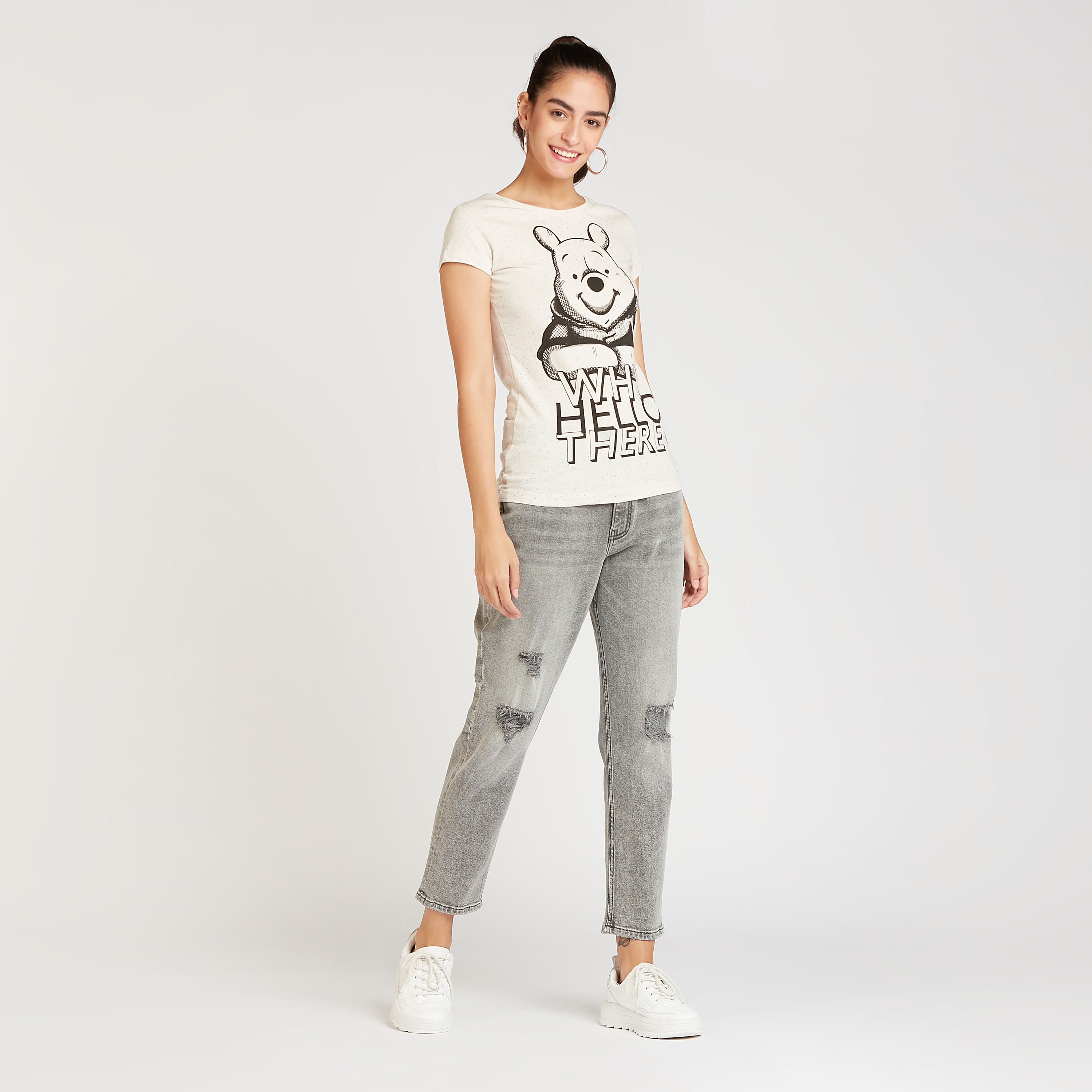 تيشيرت مستدام بياقة مستديرة وأكمام كاب بطبعات ويني ذا بوه-women-clothing-tshirts-image-2