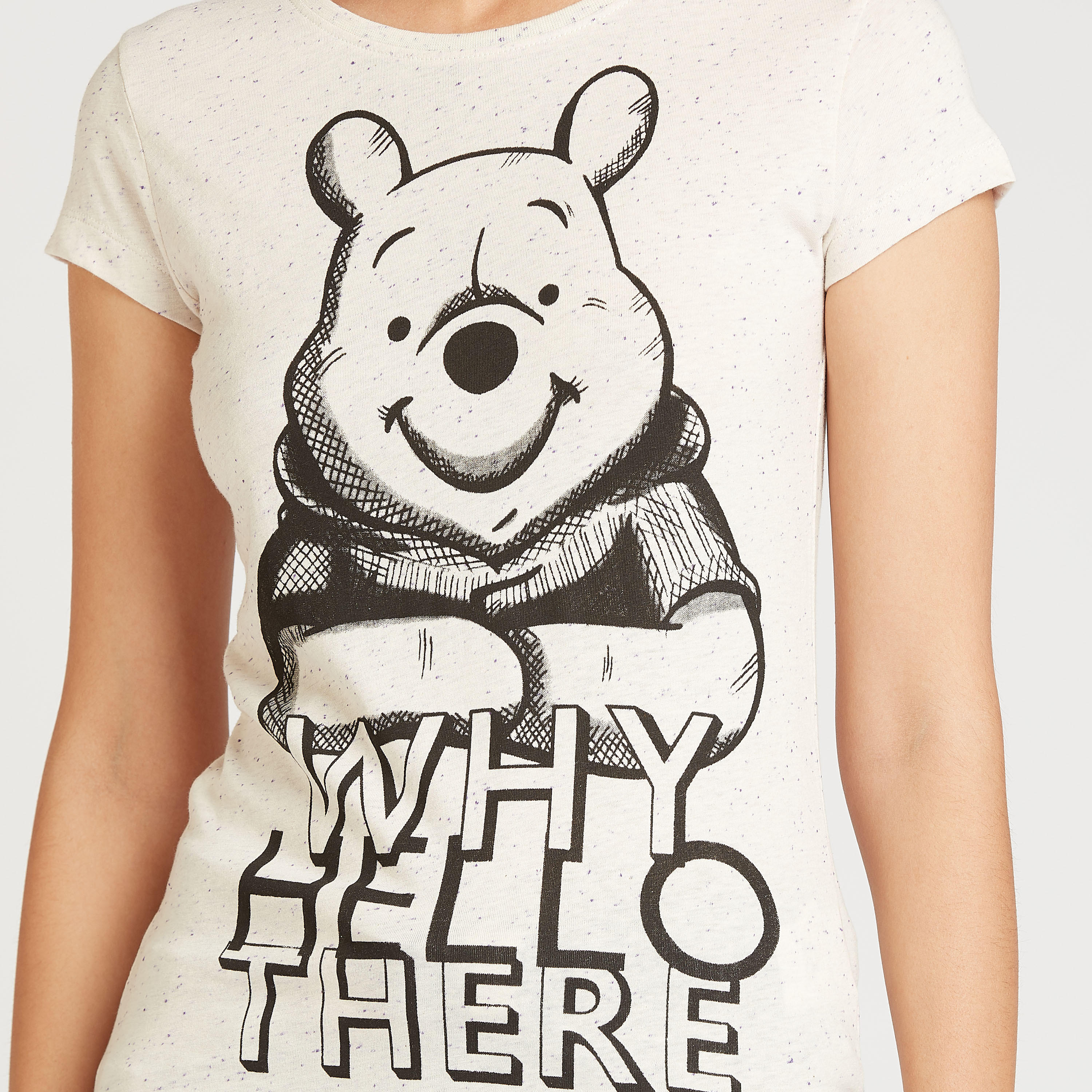 تيشيرت مستدام بياقة مستديرة وأكمام كاب بطبعات ويني ذا بوه-women-clothing-tshirts-image-3