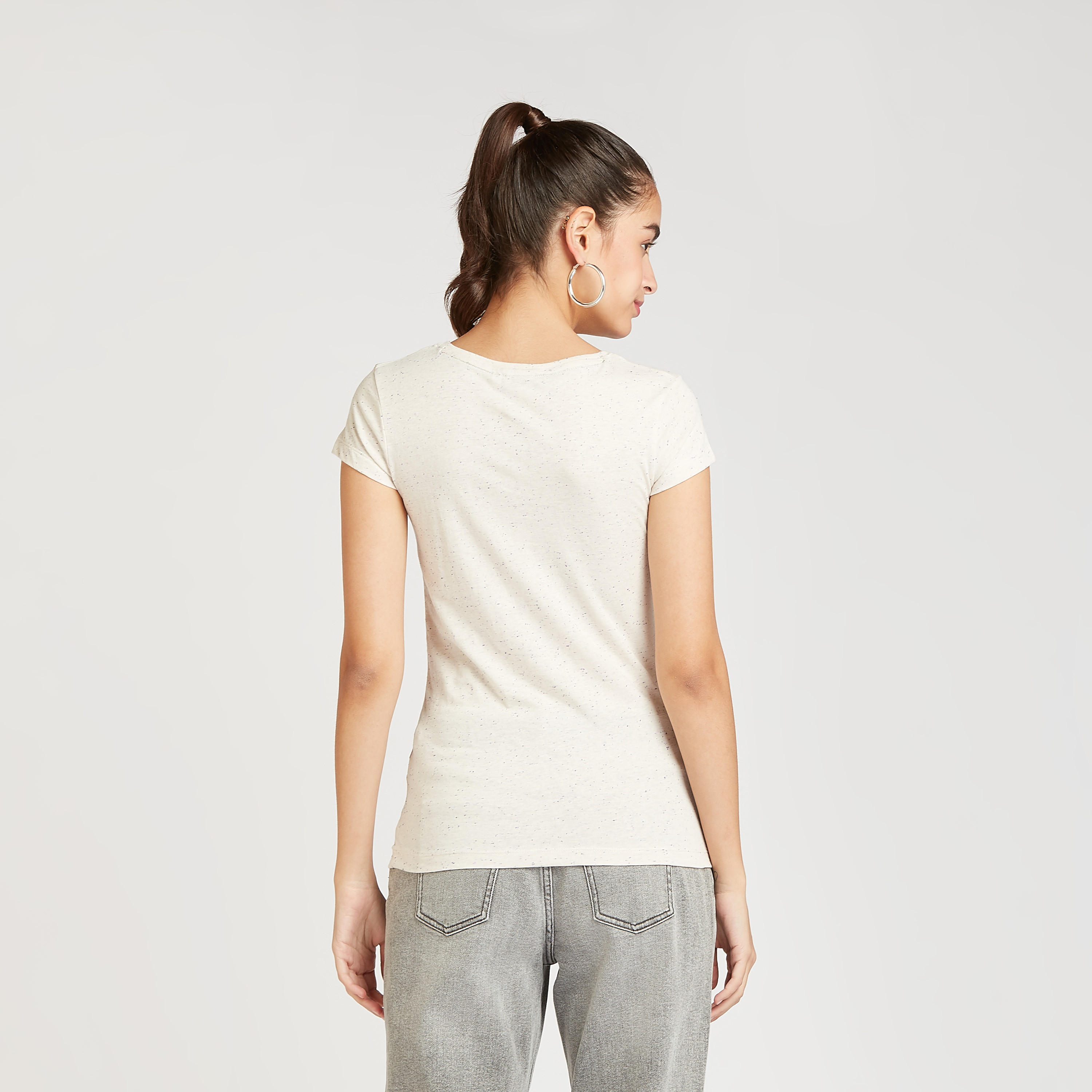 تيشيرت مستدام بياقة مستديرة وأكمام كاب بطبعات ويني ذا بوه-women-clothing-tshirts-image-4