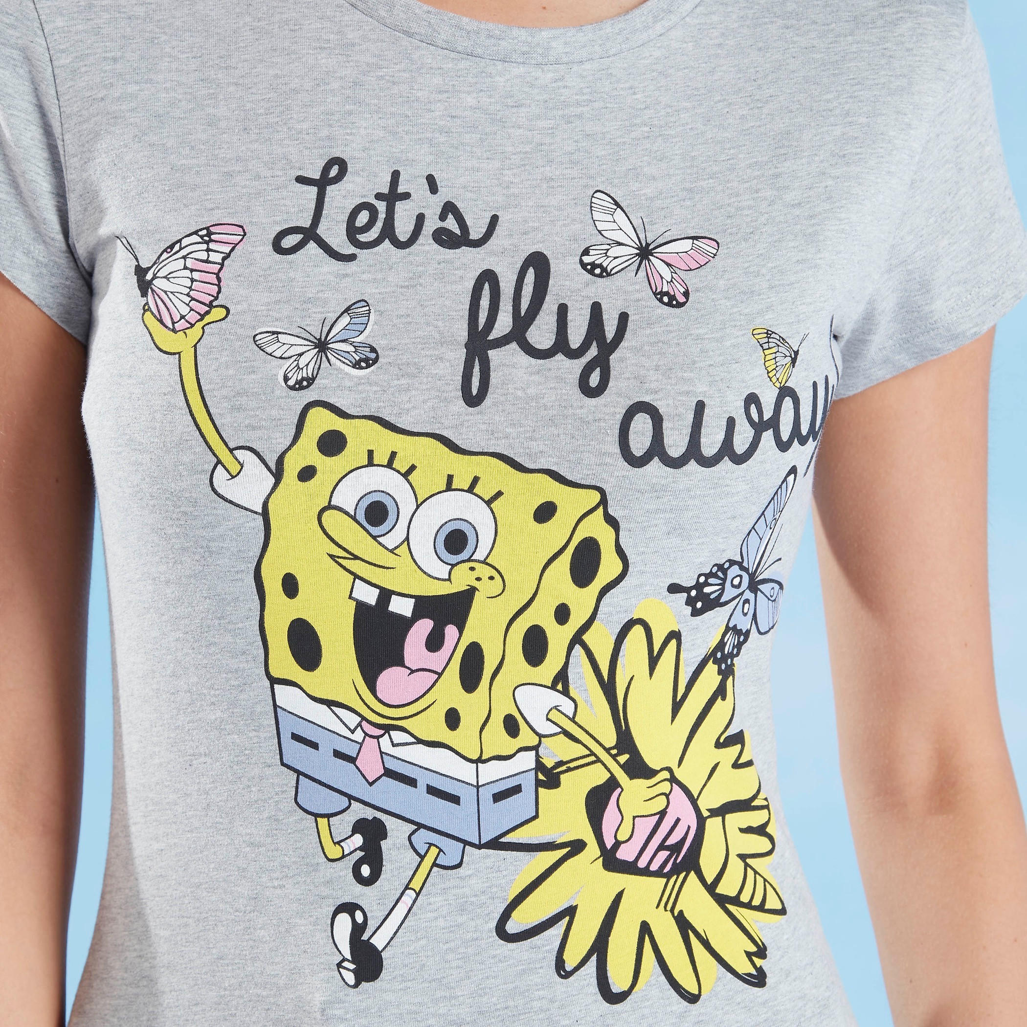تيشيرت بياقة ضيقة وأكمام قصيرة وطبعات جرافيكيّة-women-clothing-tshirts-image-3
