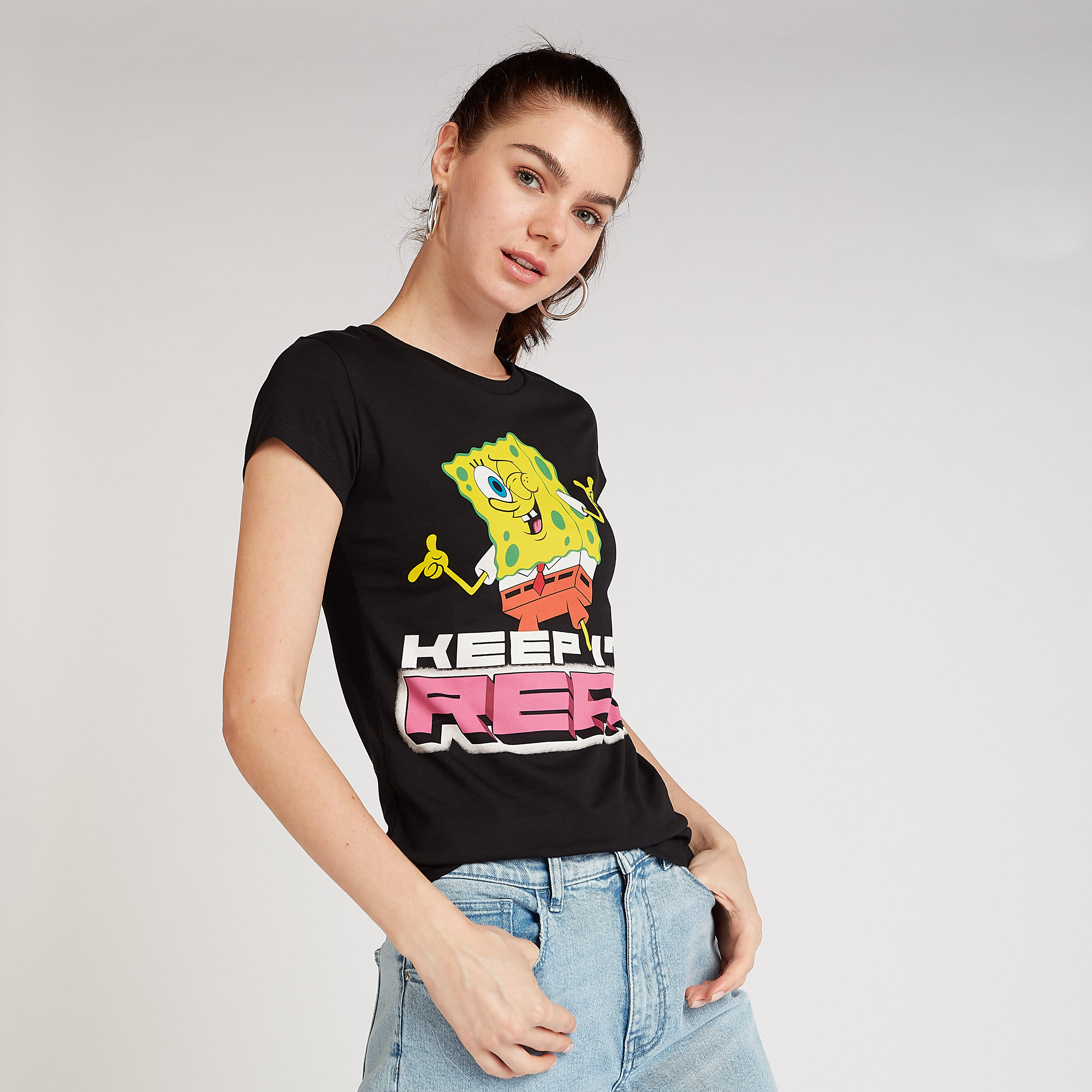 تيشيرت سكيني بياقة ضيّقة وطبعات سبونج بوب سكوار بانتس-women-clothing-tshirts-image-1