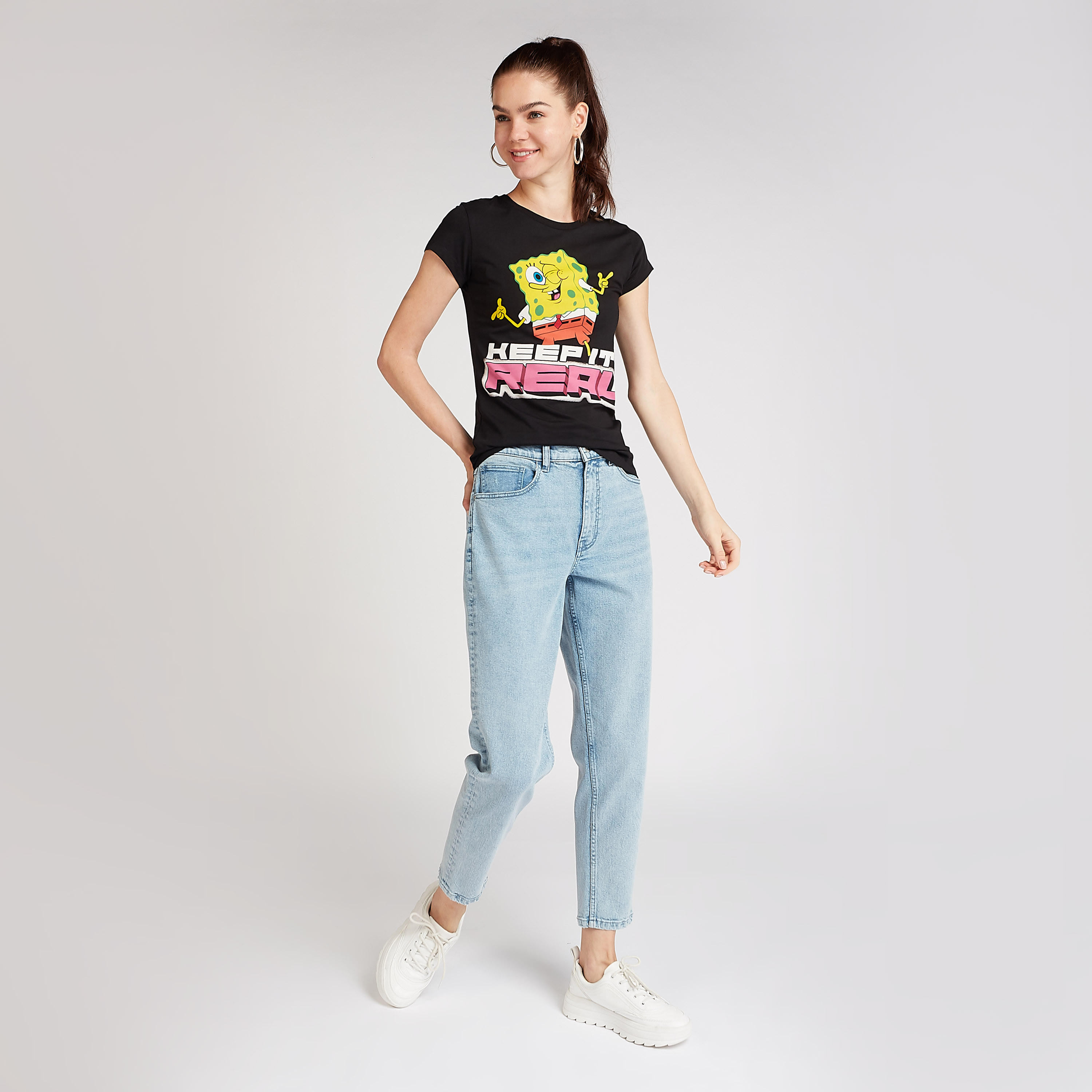 تيشيرت سكيني بياقة ضيّقة وطبعات سبونج بوب سكوار بانتس-women-clothing-tshirts-image-2