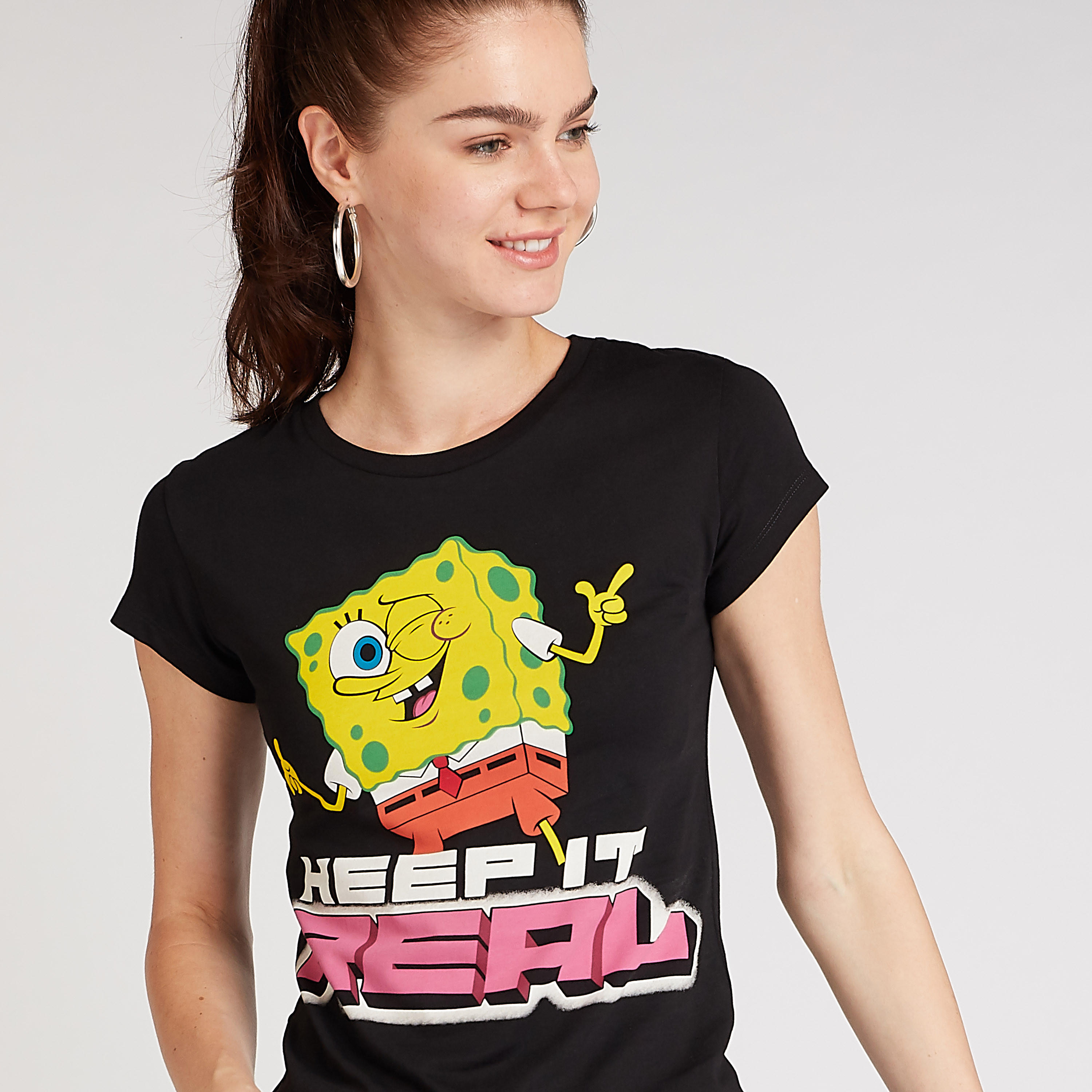 تيشيرت سكيني بياقة ضيّقة وطبعات سبونج بوب سكوار بانتس-women-clothing-tshirts-image-3