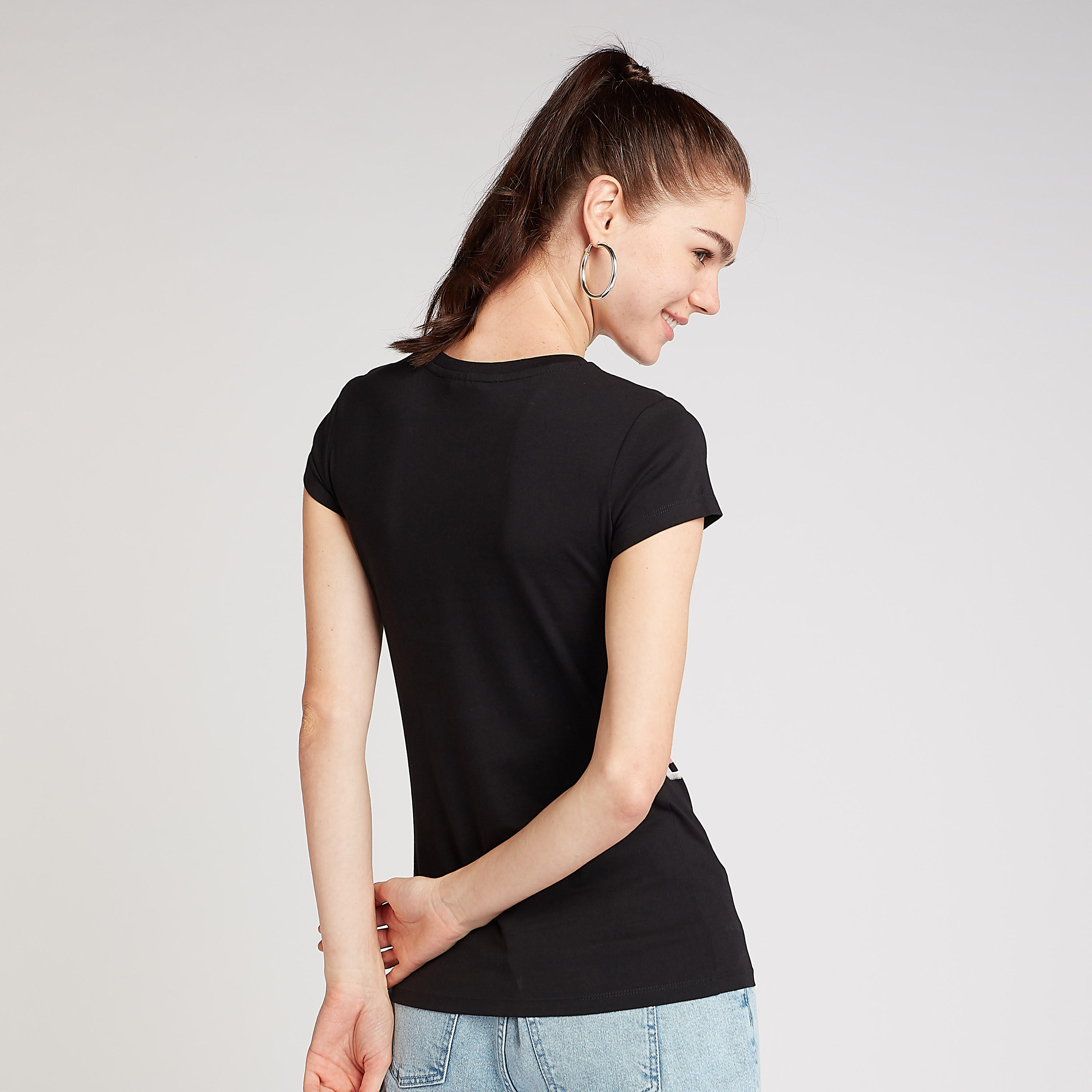 تيشيرت سكيني بياقة ضيّقة وطبعات سبونج بوب سكوار بانتس-women-clothing-tshirts-image-4