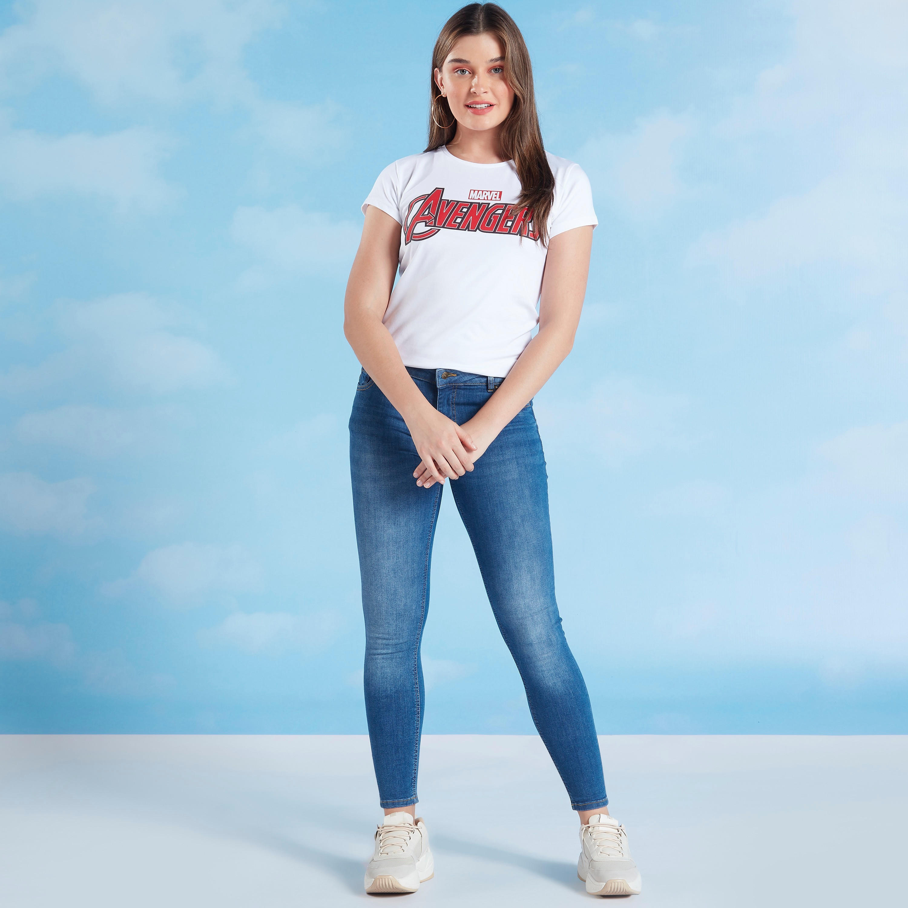 تيشيرت سكيني فيت بأكمام كاب وطبعات آفنجرز جرافيكيّة-women-clothing-tshirts-image-2