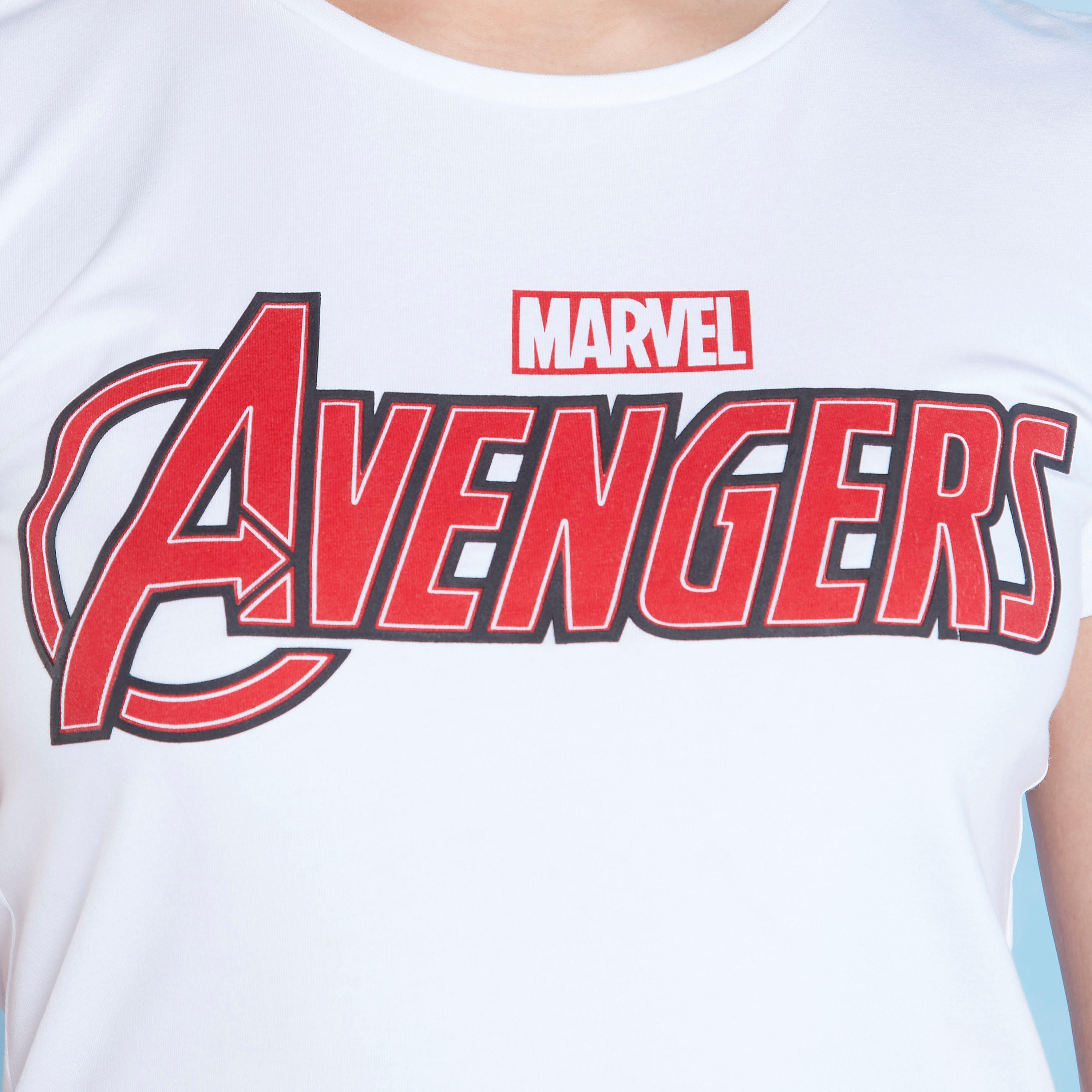 تيشيرت سكيني فيت بأكمام كاب وطبعات آفنجرز جرافيكيّة-women-clothing-tshirts-image-3
