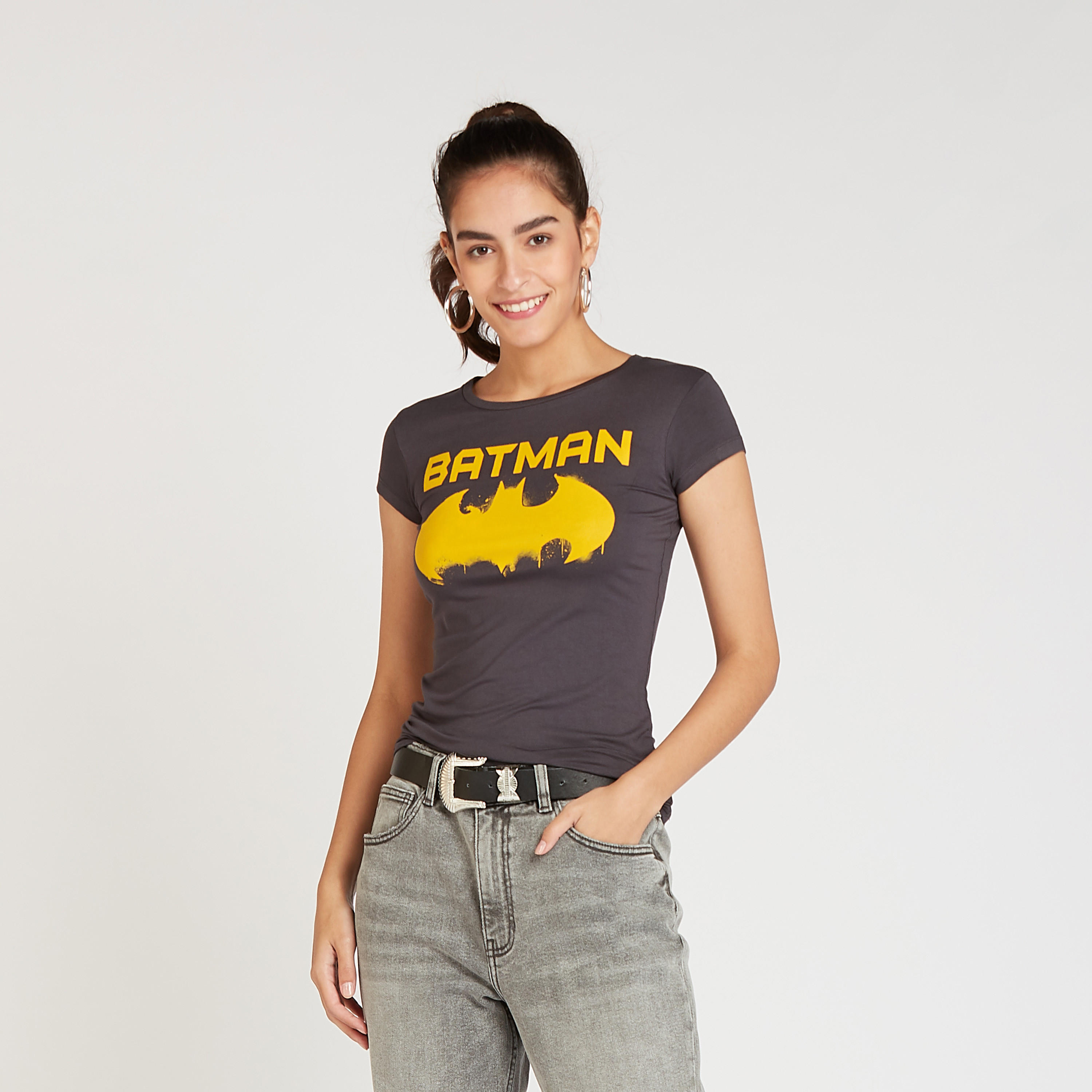 تيشيرت مستدام بياقة مستديرة وأكمام كاب وطبعات باتمان-women-clothing-tshirts-image-1