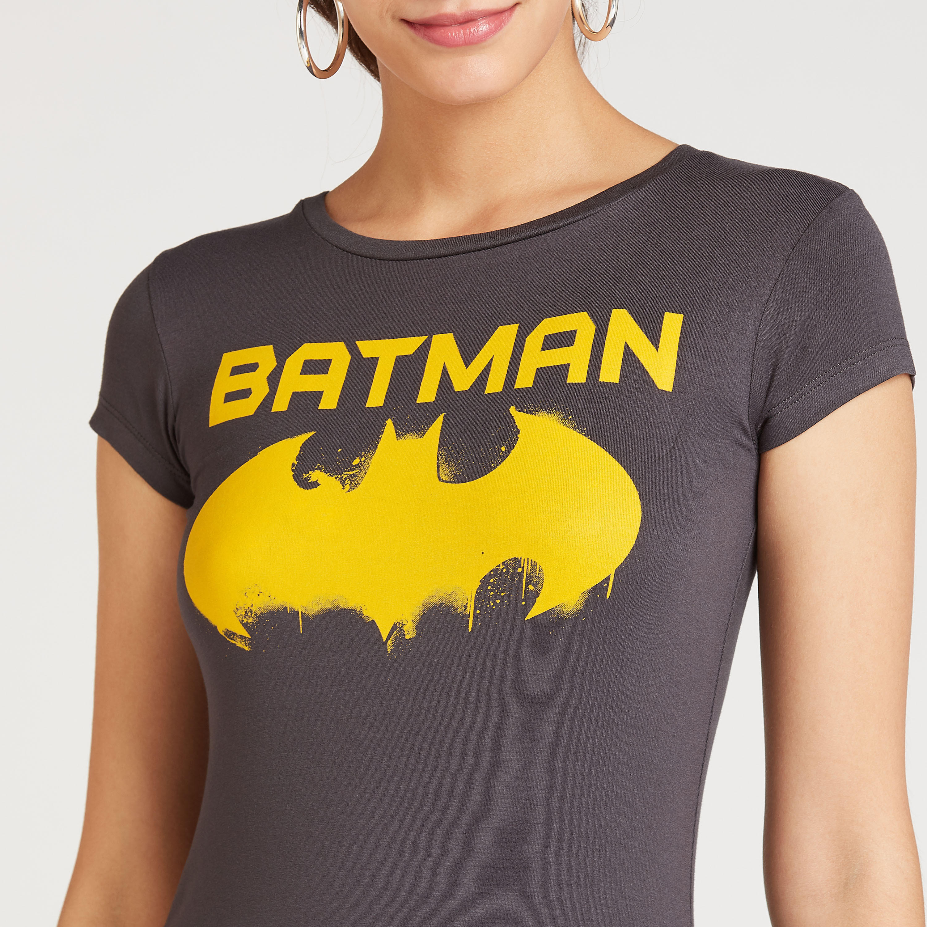 تيشيرت مستدام بياقة مستديرة وأكمام كاب وطبعات باتمان-women-clothing-tshirts-image-3