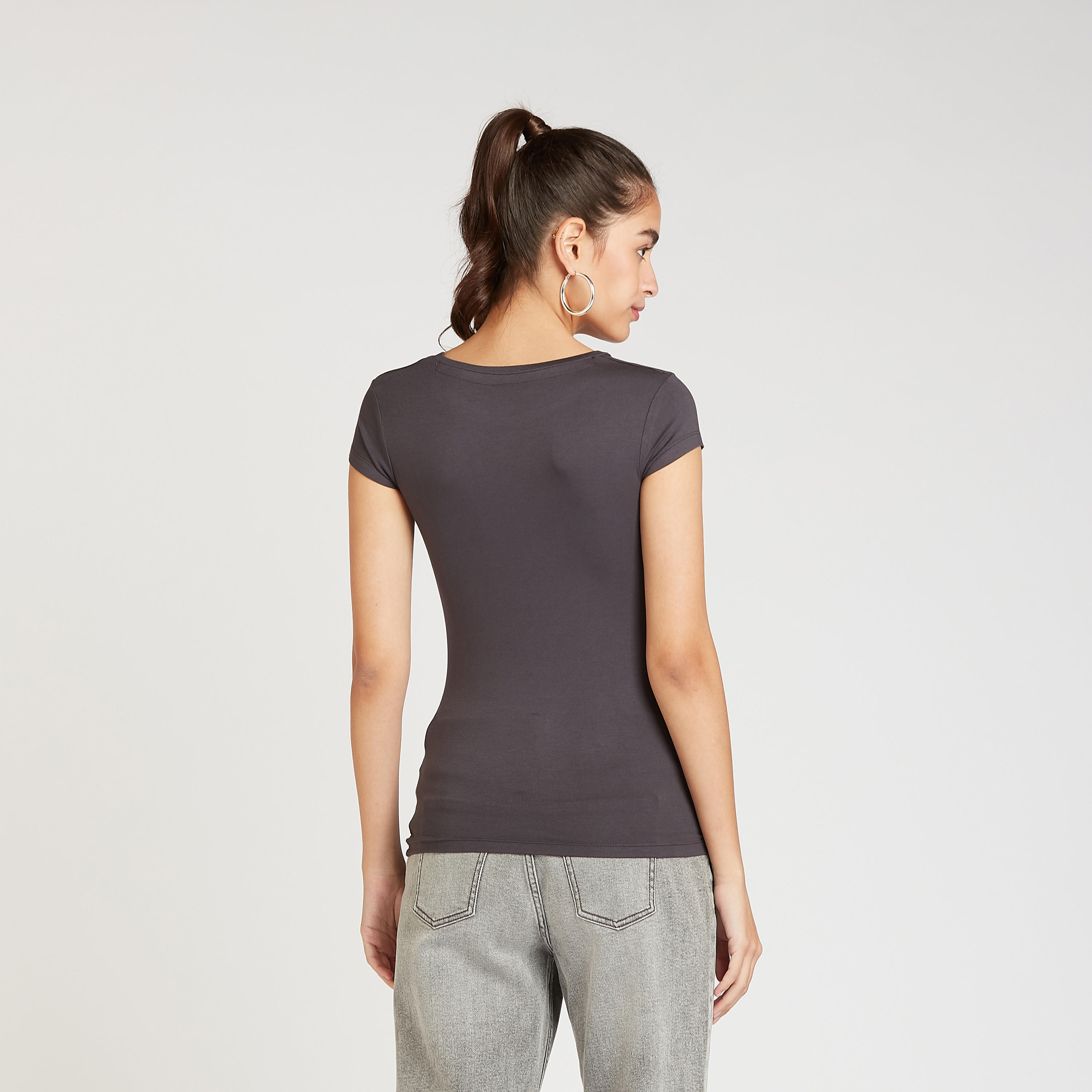 تيشيرت مستدام بياقة مستديرة وأكمام كاب وطبعات باتمان-women-clothing-tshirts-image-4