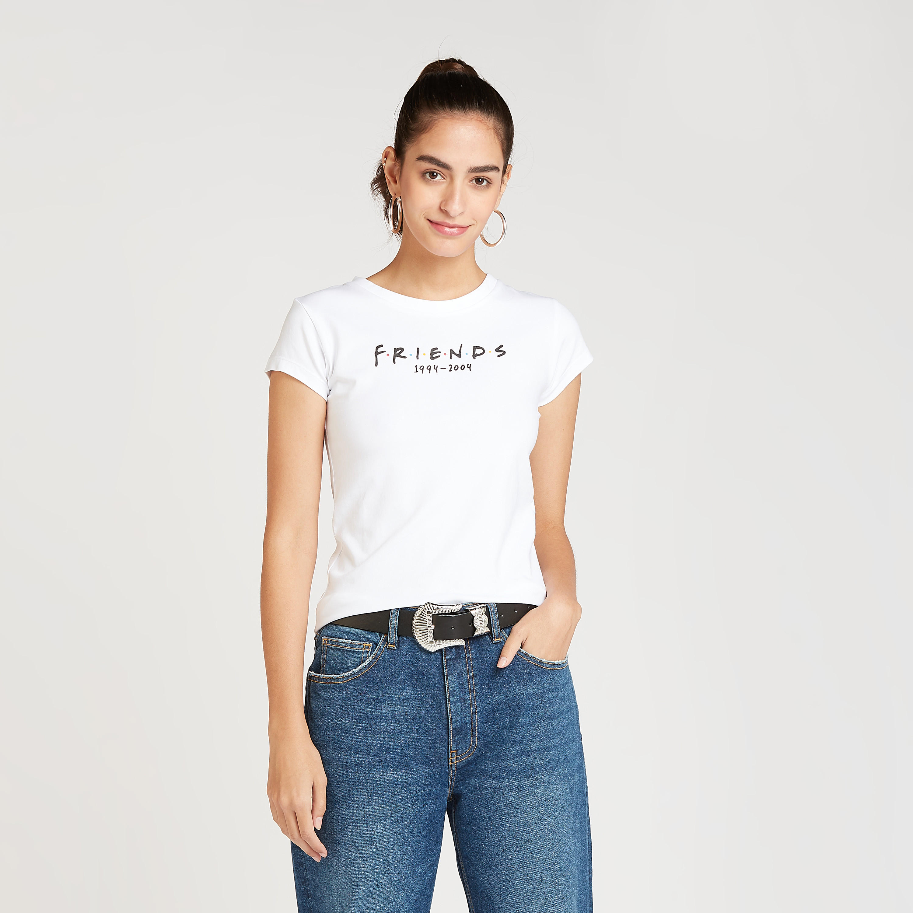 تيشيرت بقصة سكيني بياقة ضيقة وأكمام كاب وطبعات فريندز-women-clothing-tshirts-image-1