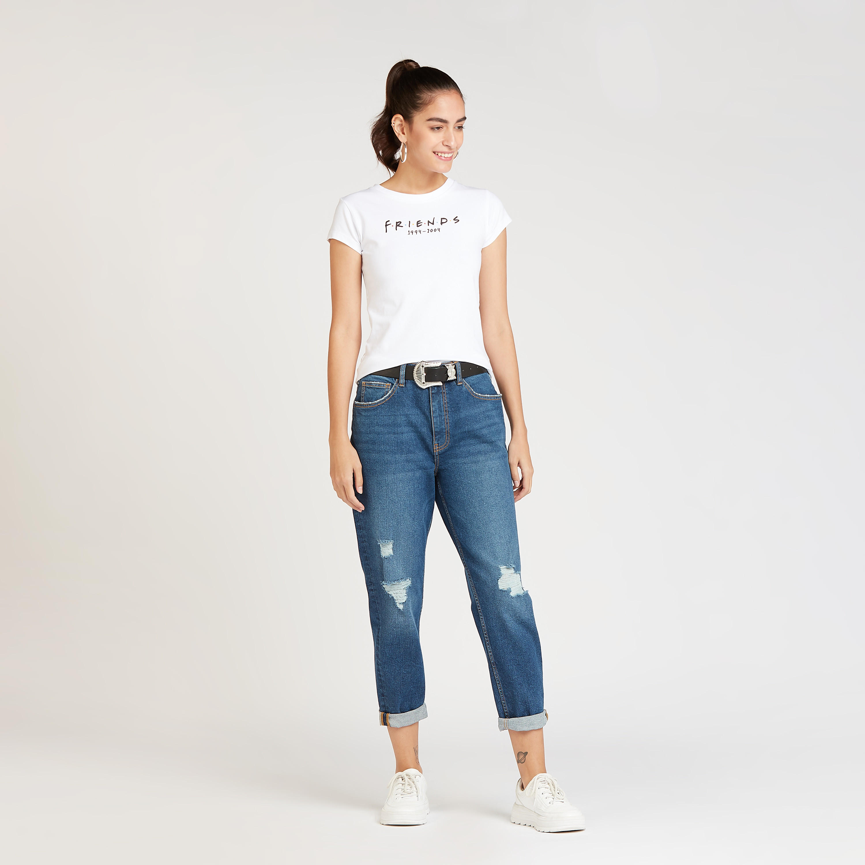 تيشيرت بقصة سكيني بياقة ضيقة وأكمام كاب وطبعات فريندز-women-clothing-tshirts-image-2