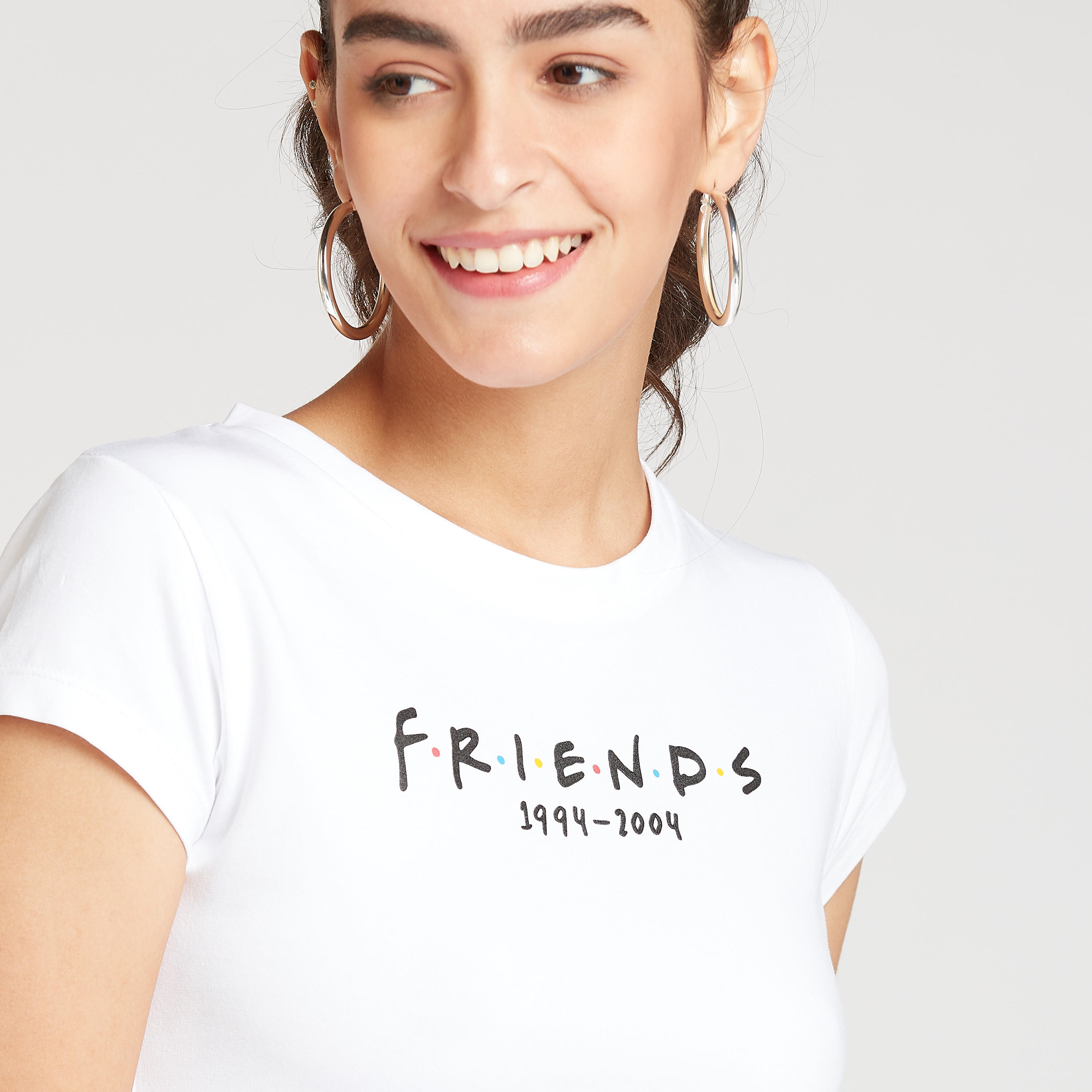تيشيرت بقصة سكيني بياقة ضيقة وأكمام كاب وطبعات فريندز-women-clothing-tshirts-image-3