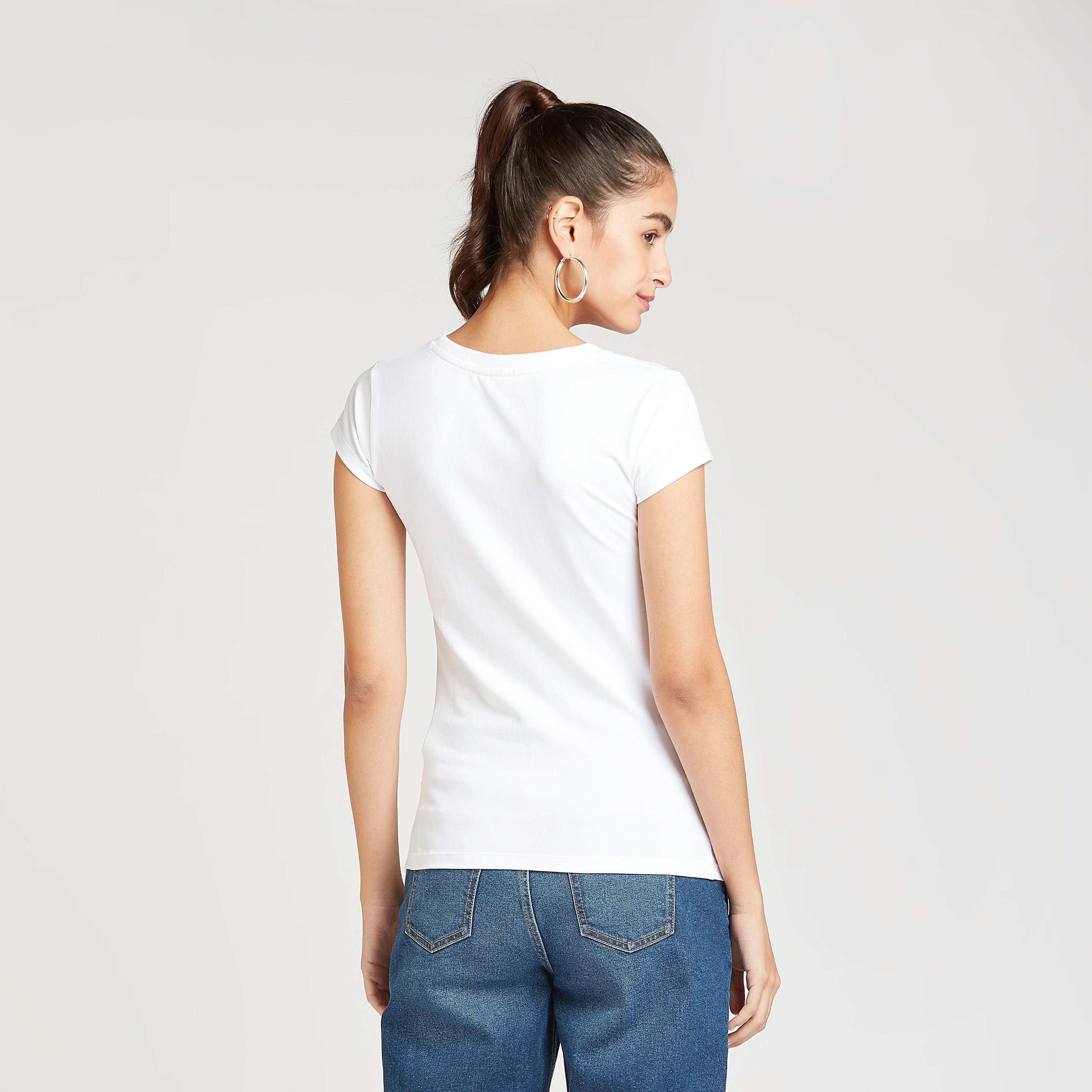 تيشيرت بقصة سكيني بياقة ضيقة وأكمام كاب وطبعات فريندز-women-clothing-tshirts-image-4