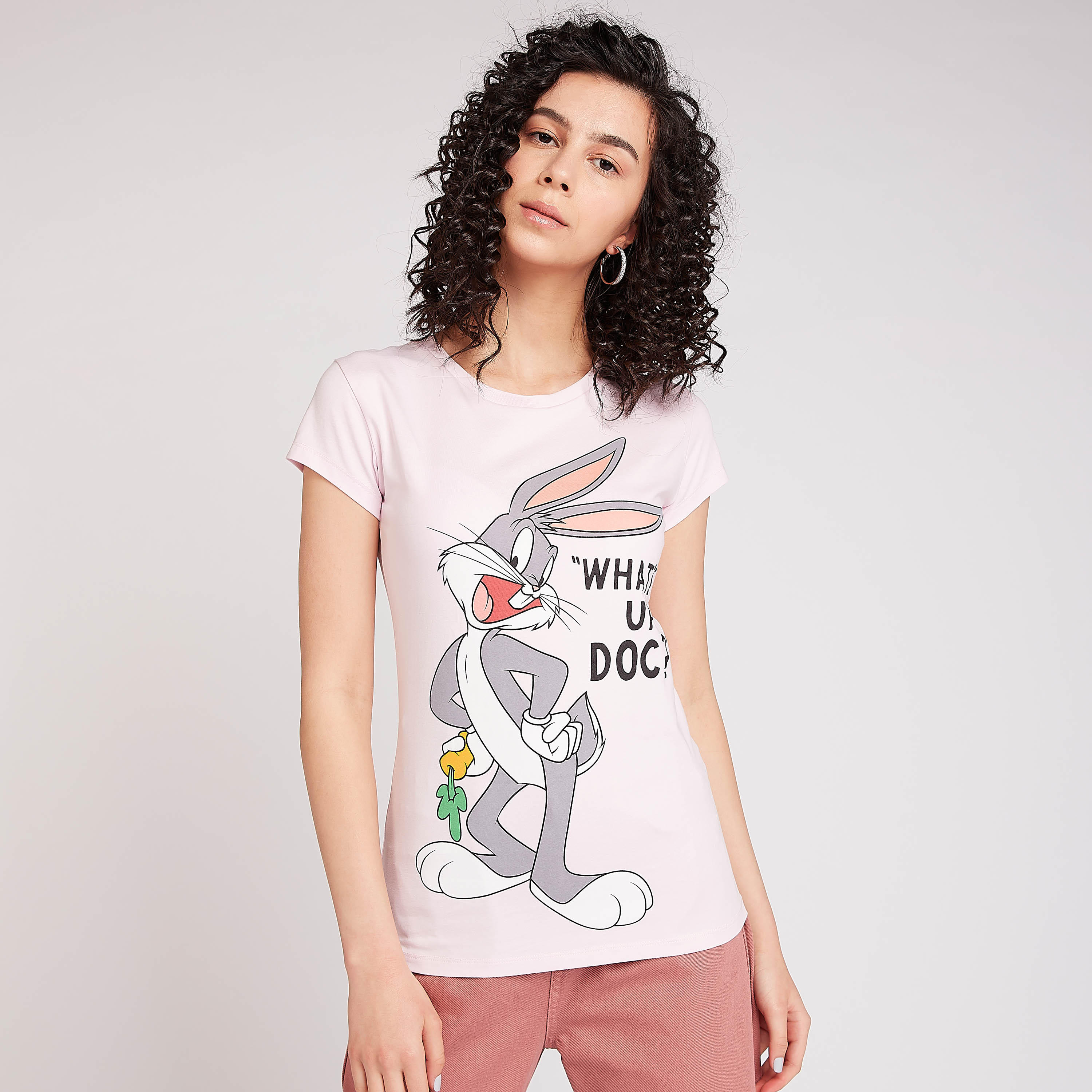 تيشيرت سليم فيت بطبعات باجز بيني  وياقة ضيّقة وأكمام كاب-women-clothing-tshirts-image-1