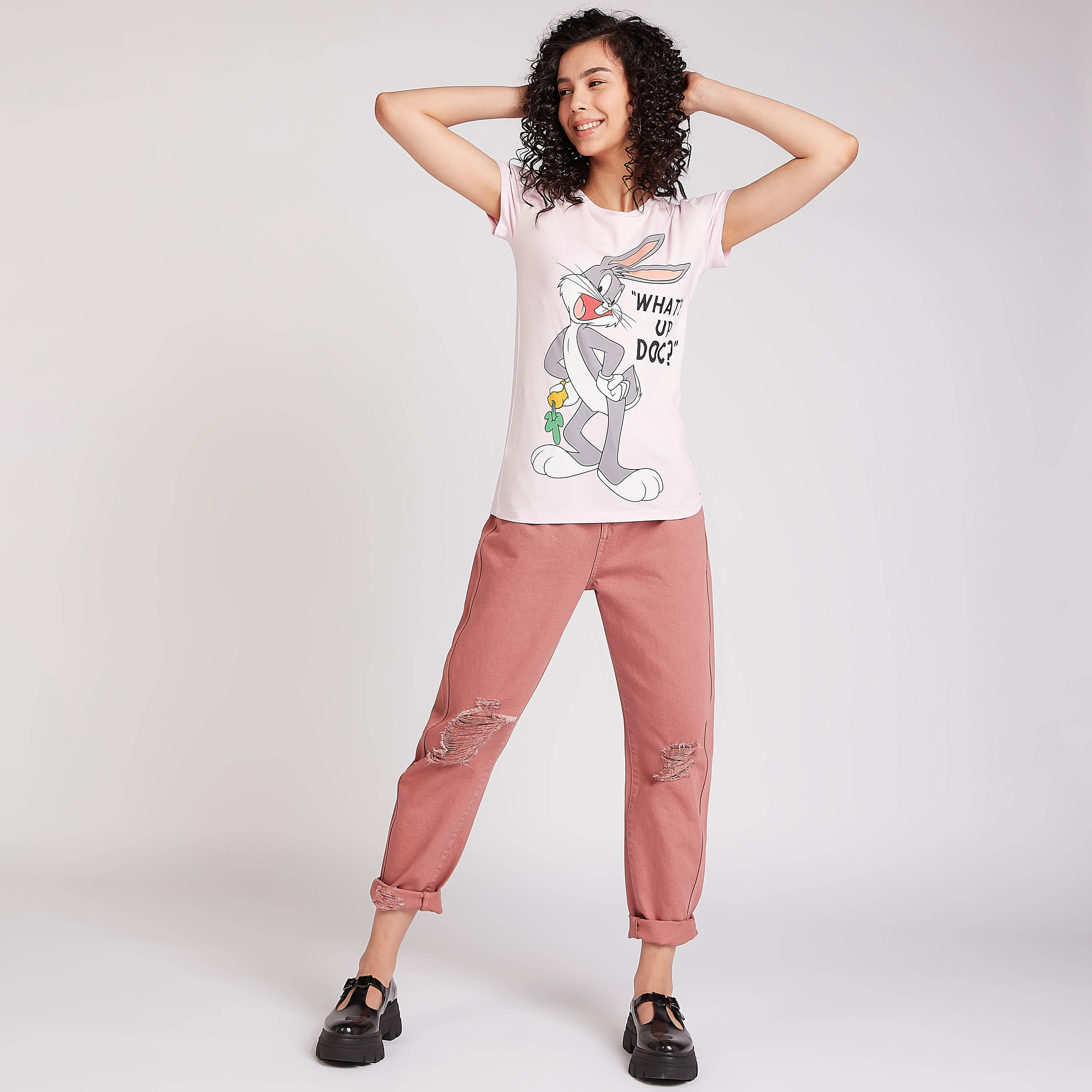 تيشيرت سليم فيت بطبعات باجز بيني  وياقة ضيّقة وأكمام كاب-women-clothing-tshirts-image-2