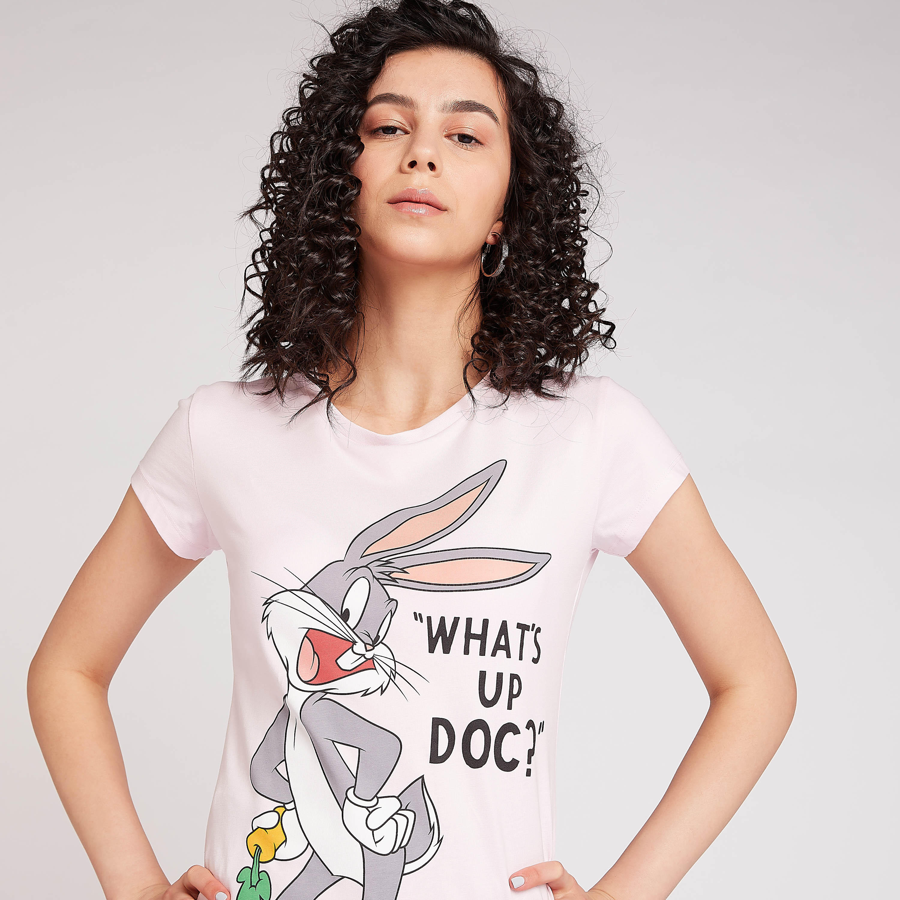 تيشيرت سليم فيت بطبعات باجز بيني  وياقة ضيّقة وأكمام كاب-women-clothing-tshirts-image-3
