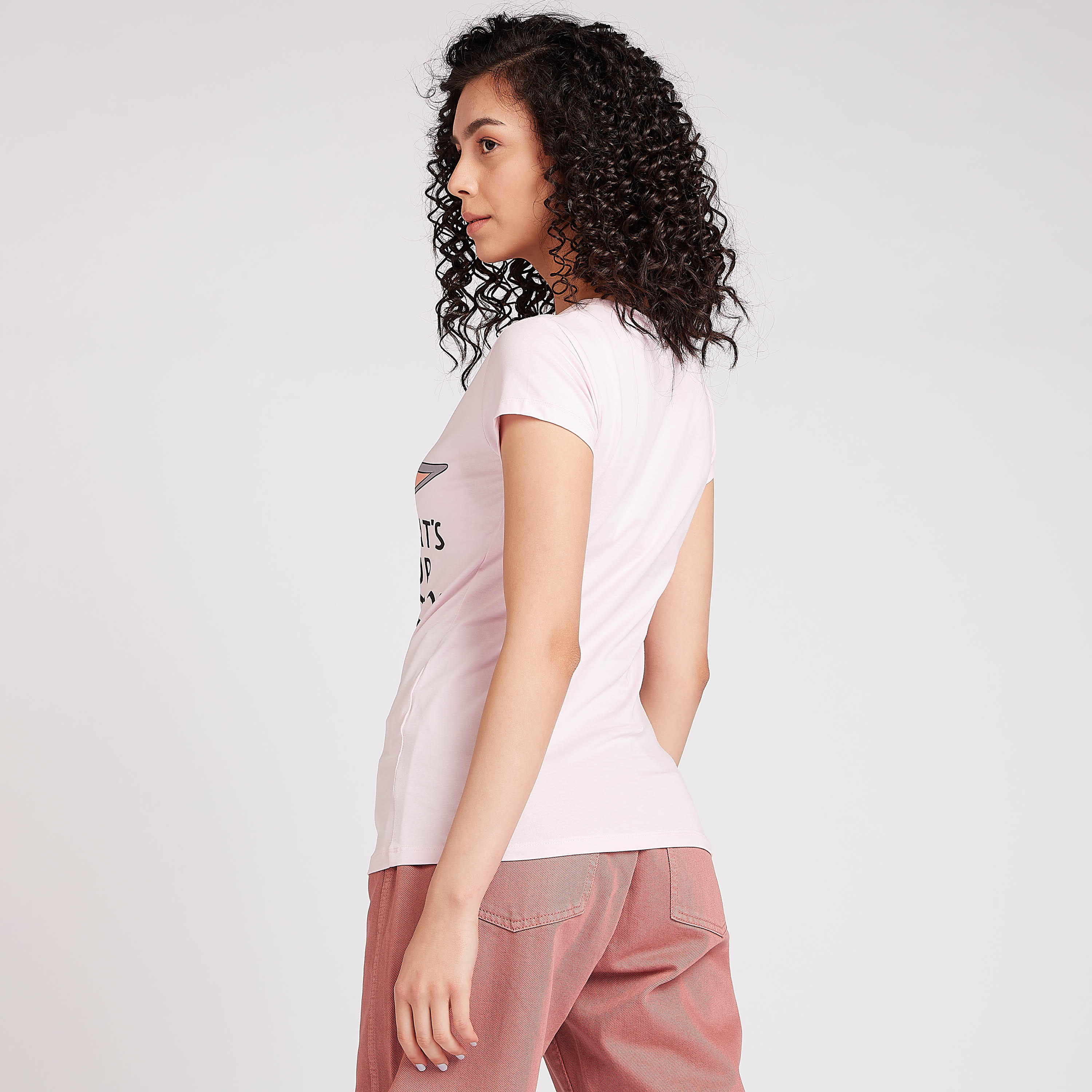 تيشيرت سليم فيت بطبعات باجز بيني  وياقة ضيّقة وأكمام كاب-women-clothing-tshirts-image-4