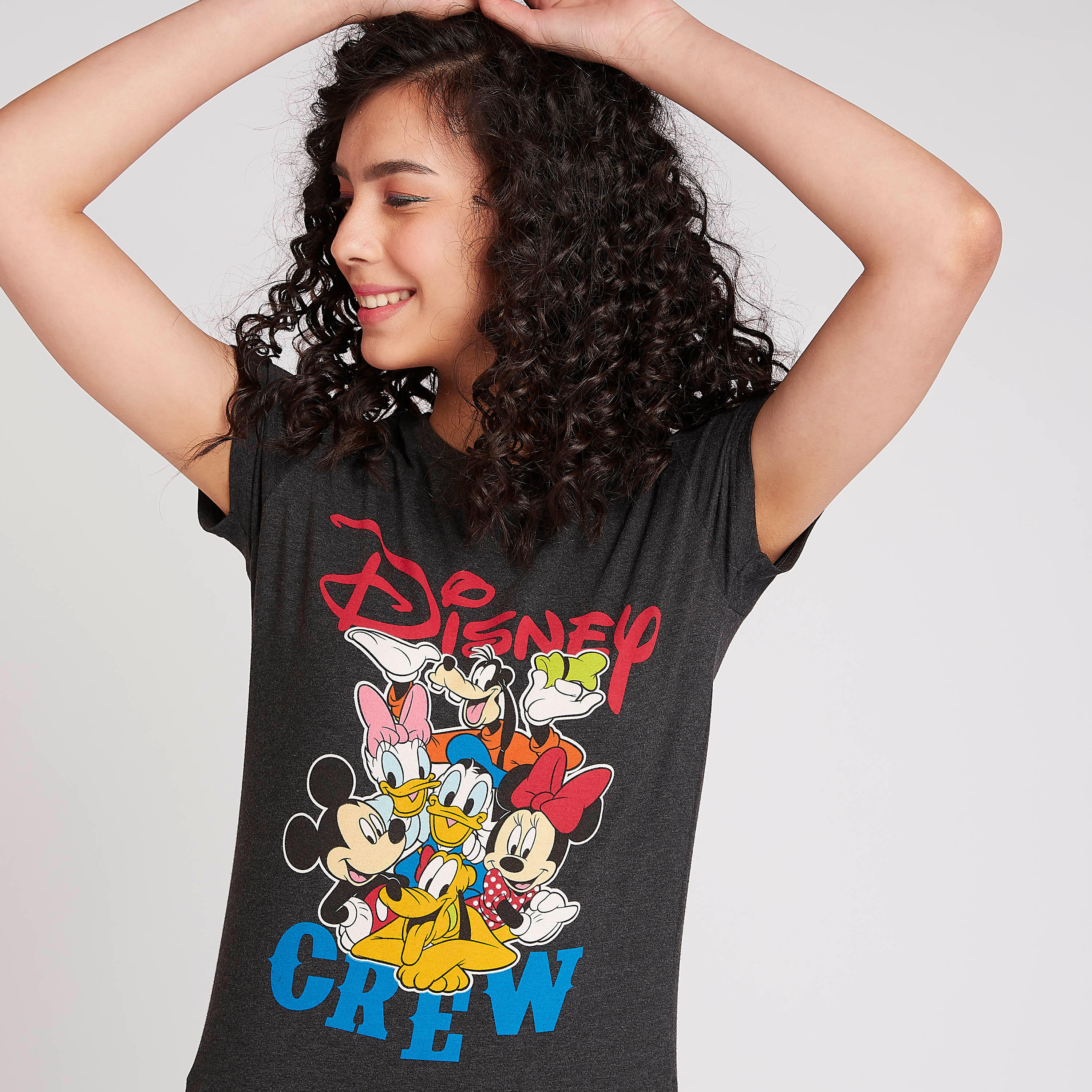 تيشيرت سكيني فيت بياقة ضيقة وأكمام كاب وطبعات ميكي أند فريندز-women-clothing-tshirts-image-1