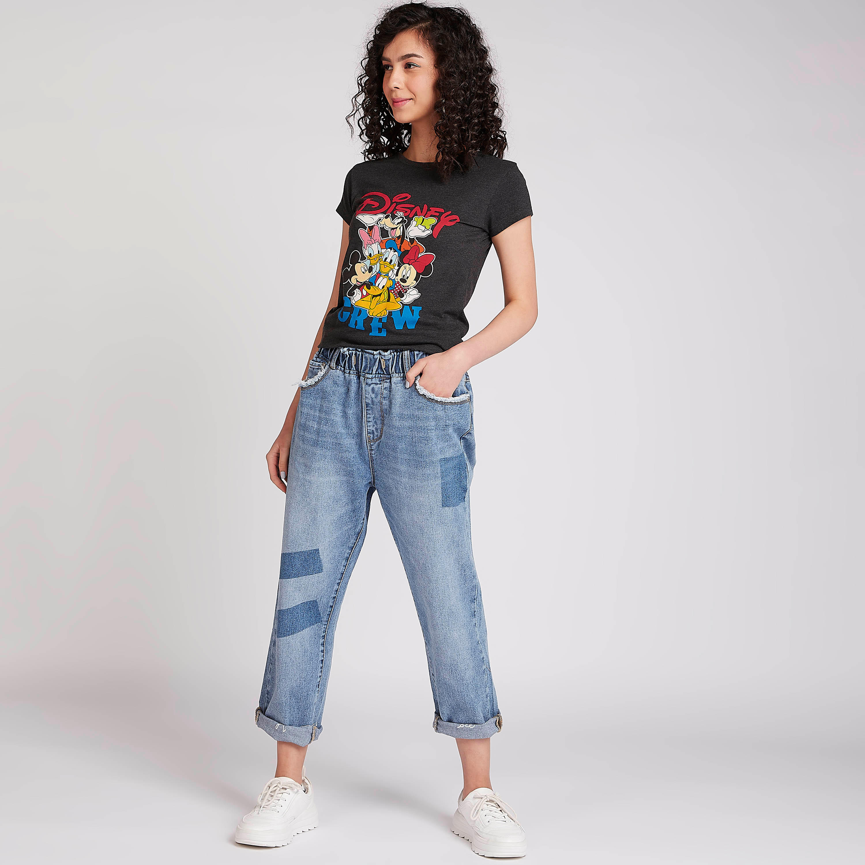 تيشيرت سكيني فيت بياقة ضيقة وأكمام كاب وطبعات ميكي أند فريندز-women-clothing-tshirts-image-2