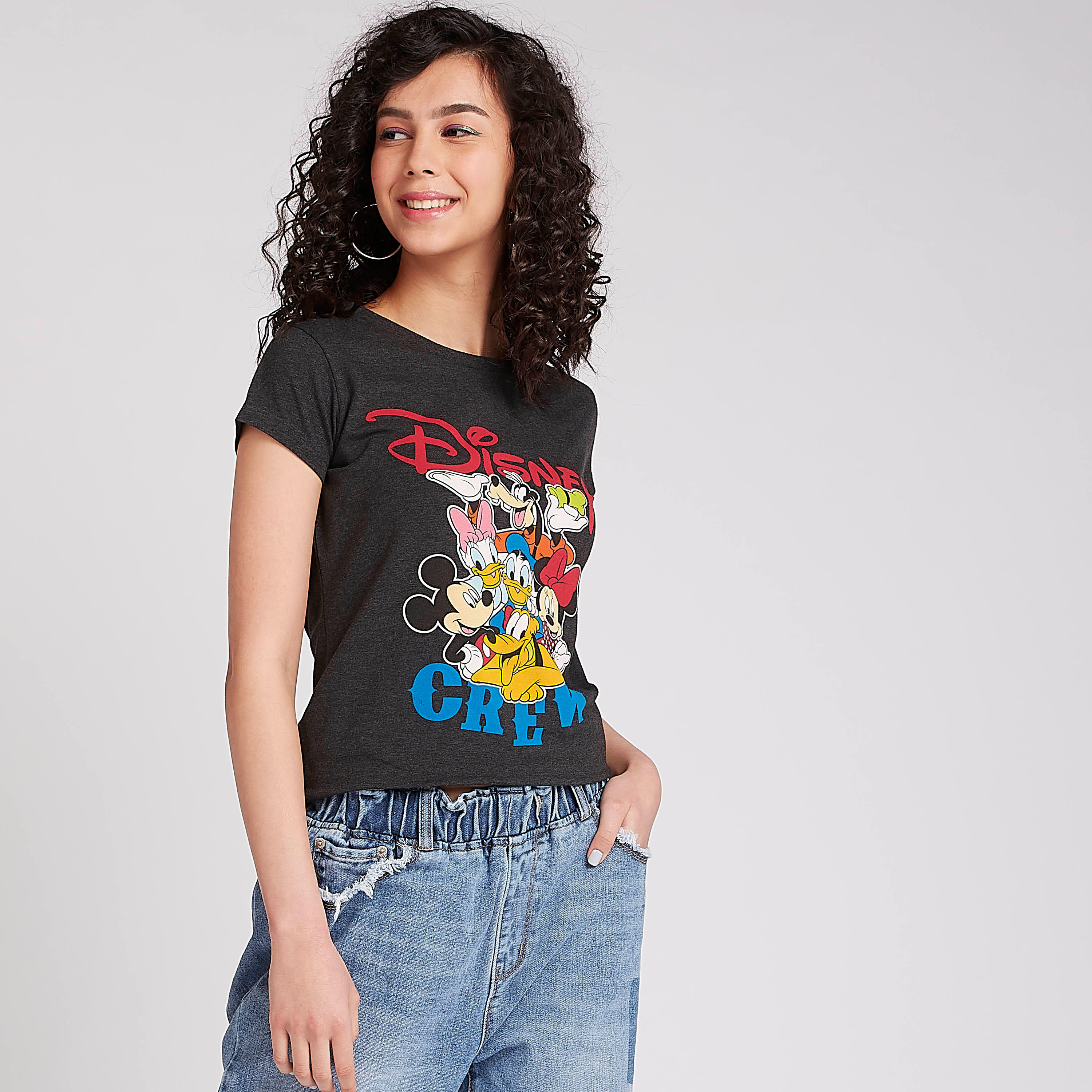 تيشيرت سكيني فيت بياقة ضيقة وأكمام كاب وطبعات ميكي أند فريندز-women-clothing-tshirts-image-3