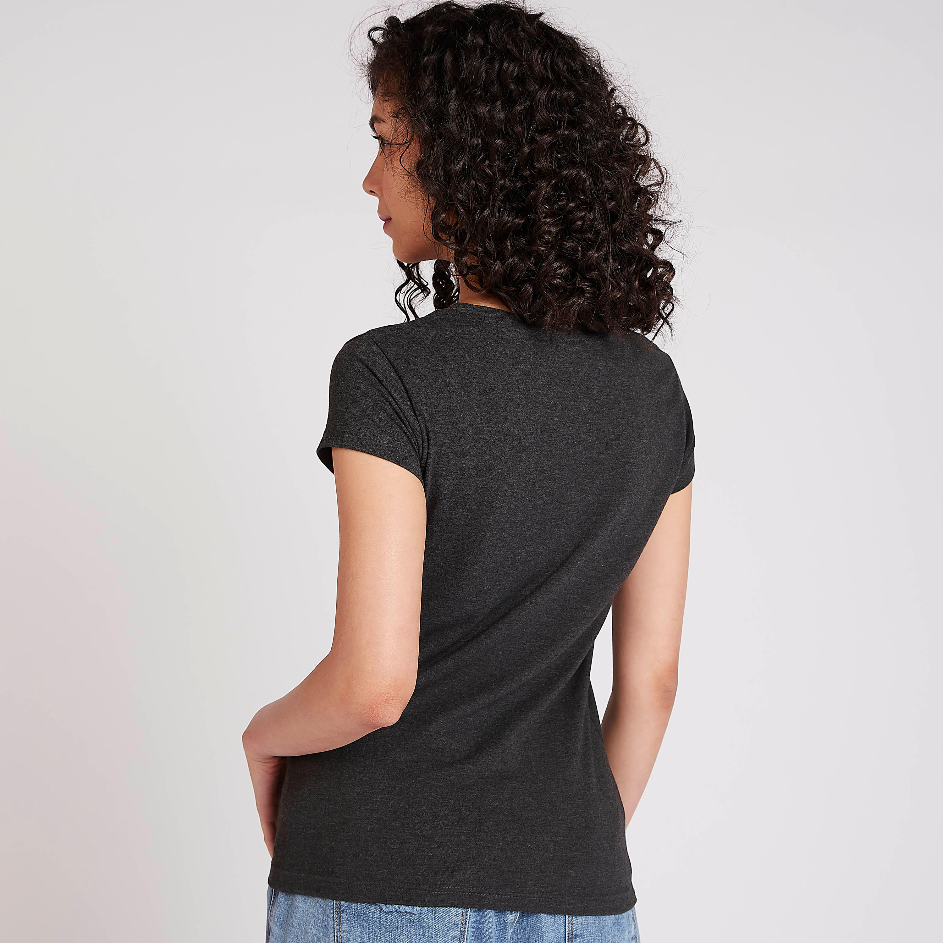 تيشيرت سكيني فيت بياقة ضيقة وأكمام كاب وطبعات ميكي أند فريندز-women-clothing-tshirts-image-4