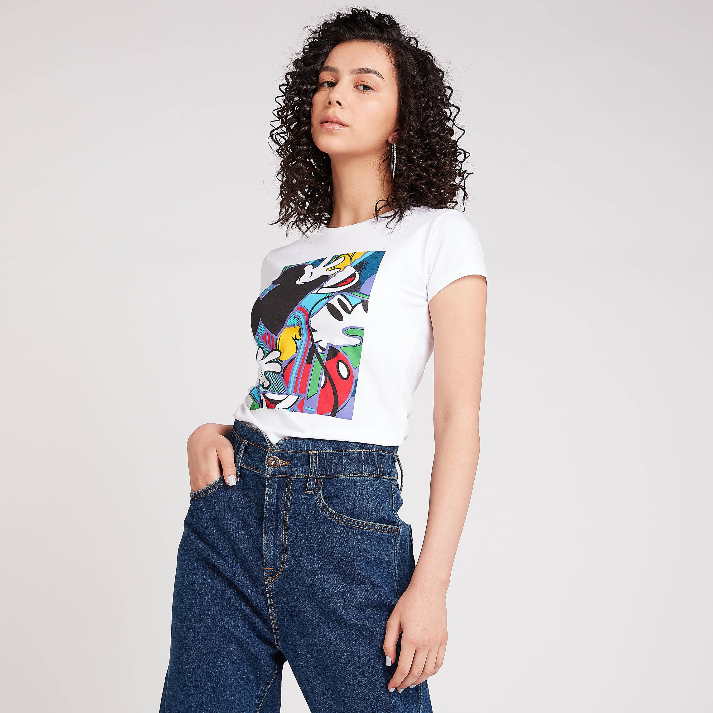 تيشيرت سكيني فيت بياقة ضيقة وأكمام كاب وطبعات ميكي ماوس-women-clothing-tshirts-image-3