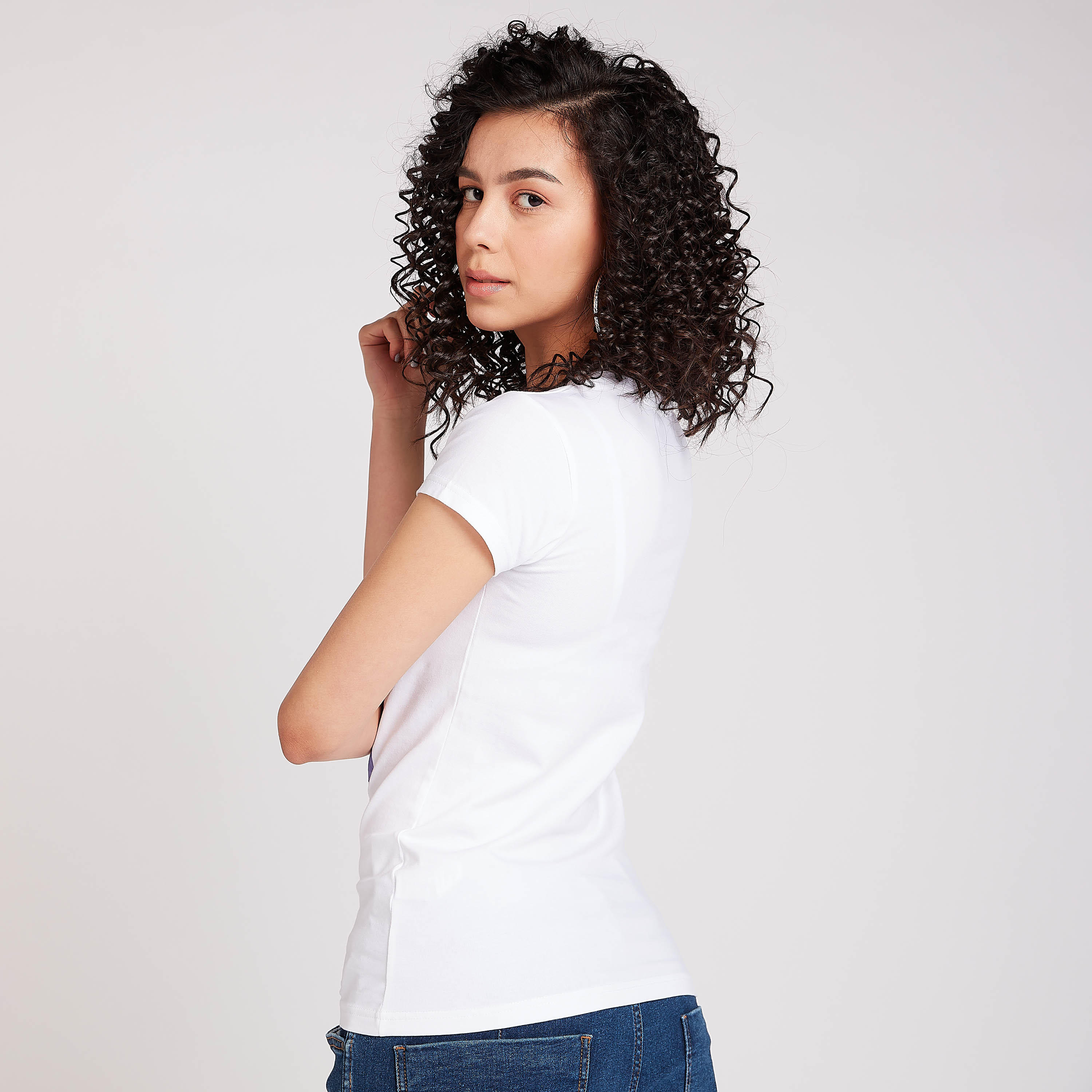 تيشيرت سكيني فيت بياقة ضيقة وأكمام كاب وطبعات ميكي ماوس-women-clothing-tshirts-image-4