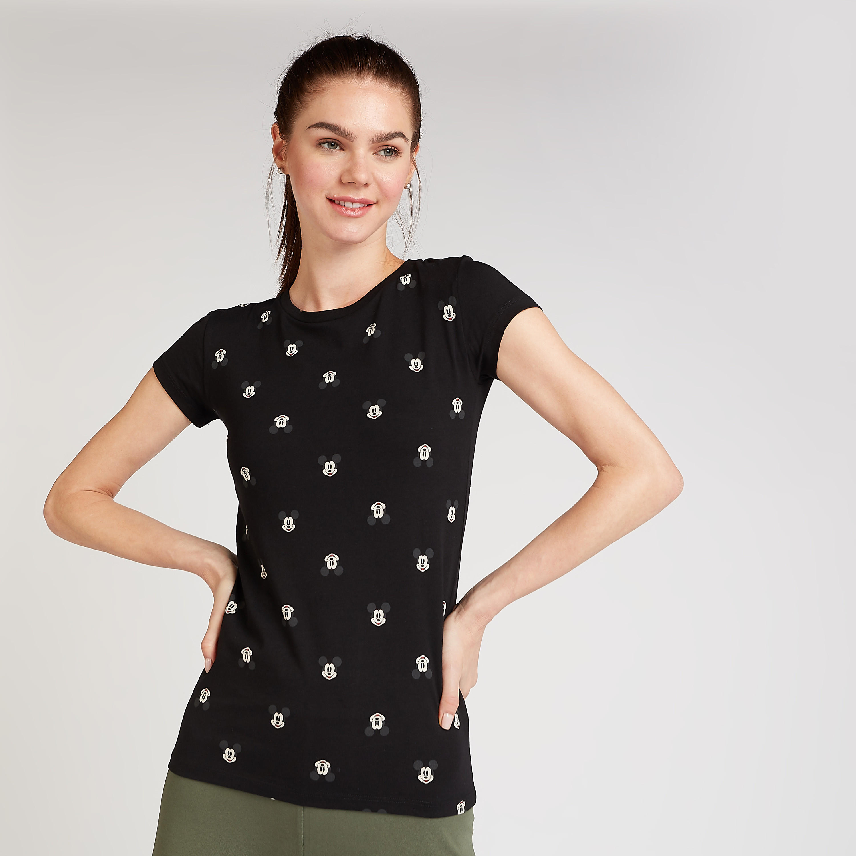 تيشيرت مستدام بياقة ضيّقة وأكمام كاب وطبعات ميكي ماوس-women-clothing-tshirts-image-1