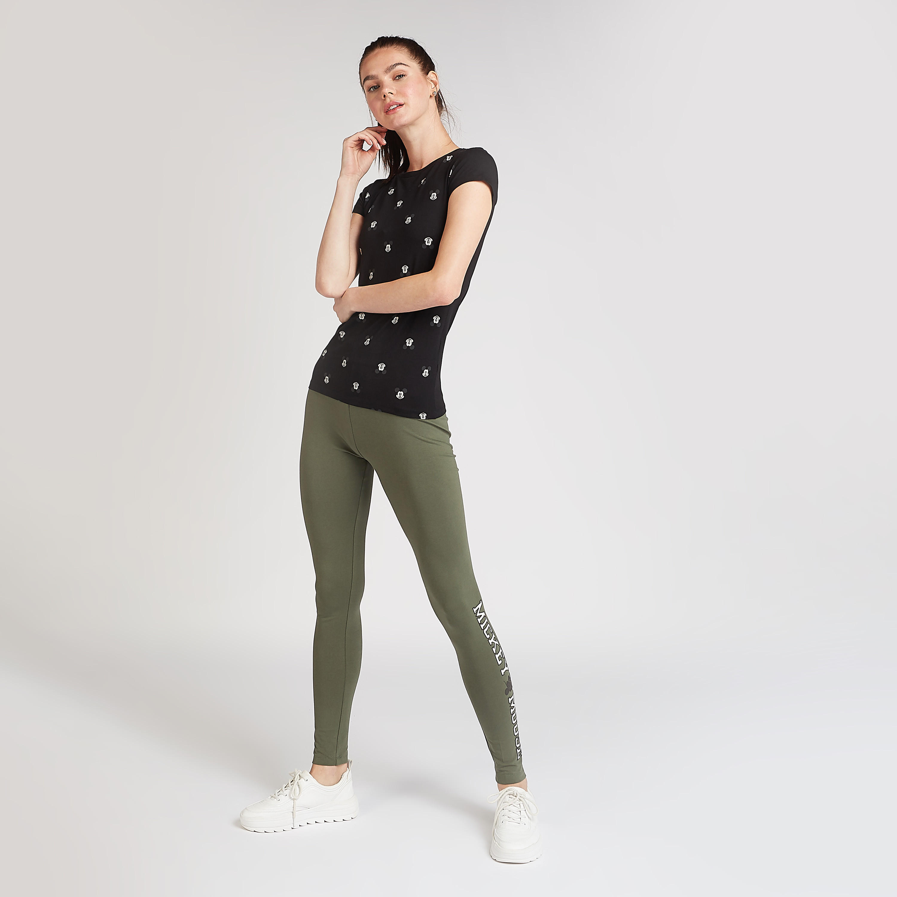 تيشيرت مستدام بياقة ضيّقة وأكمام كاب وطبعات ميكي ماوس-women-clothing-tshirts-image-2