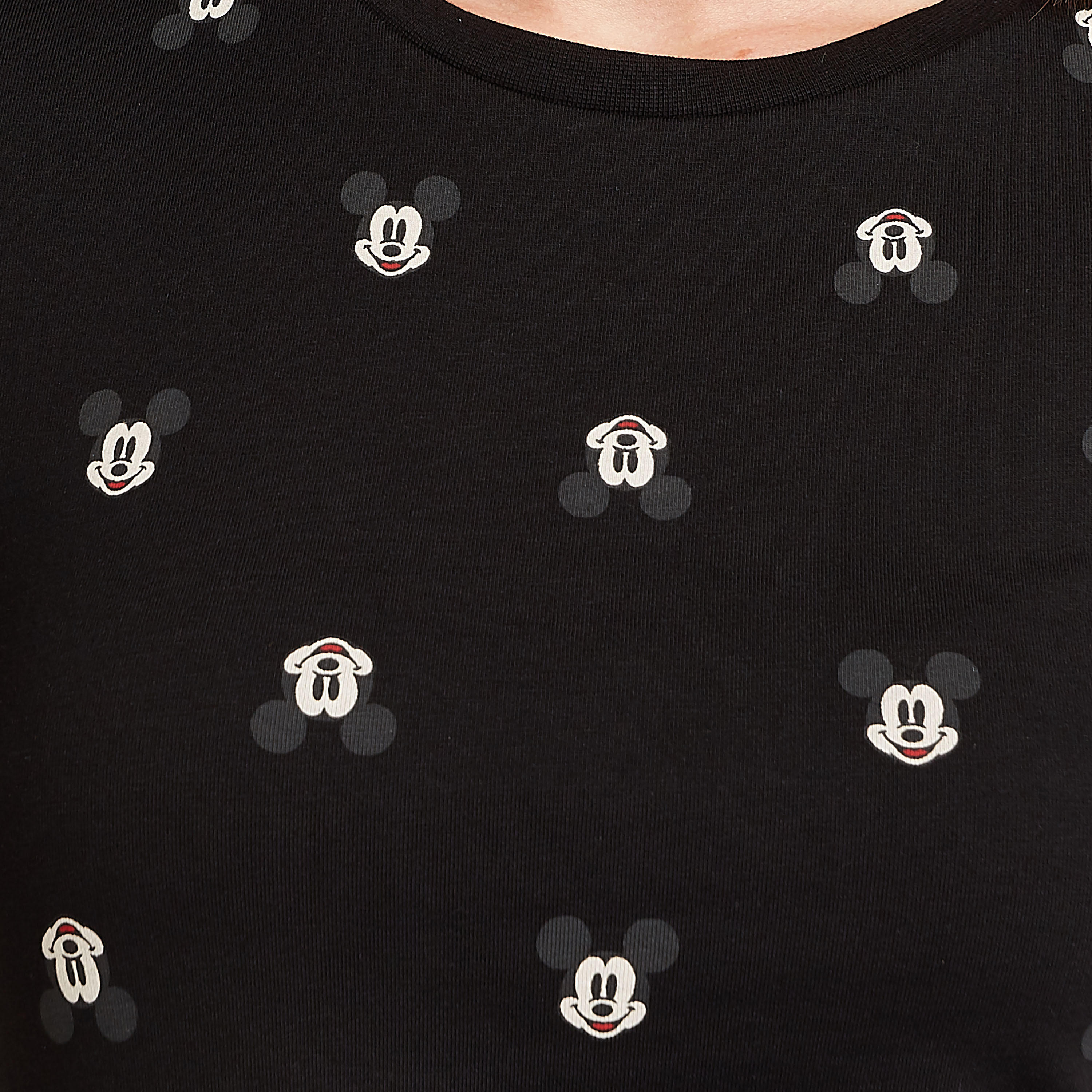 تيشيرت مستدام بياقة ضيّقة وأكمام كاب وطبعات ميكي ماوس-women-clothing-tshirts-image-3