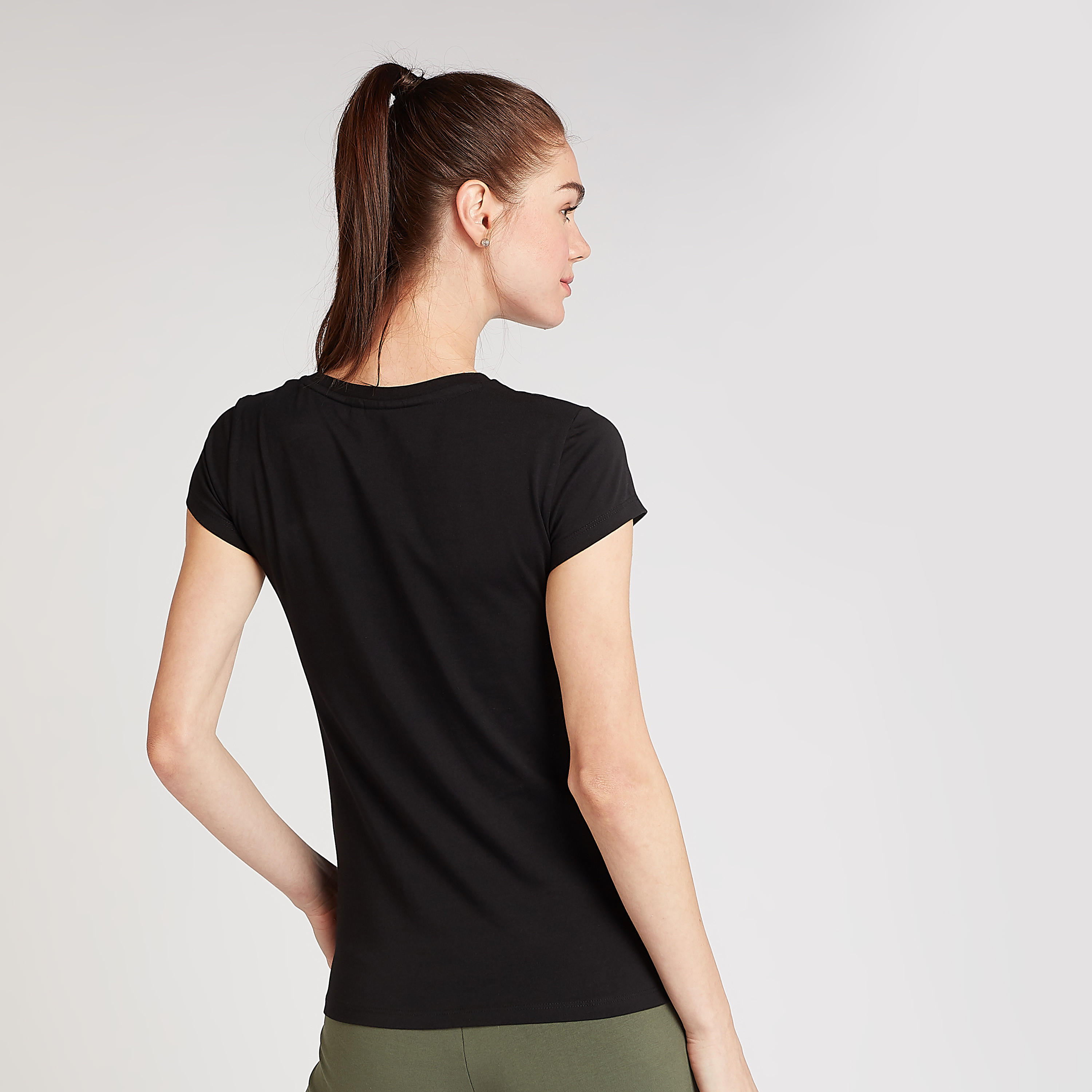 تيشيرت مستدام بياقة ضيّقة وأكمام كاب وطبعات ميكي ماوس-women-clothing-tshirts-image-4