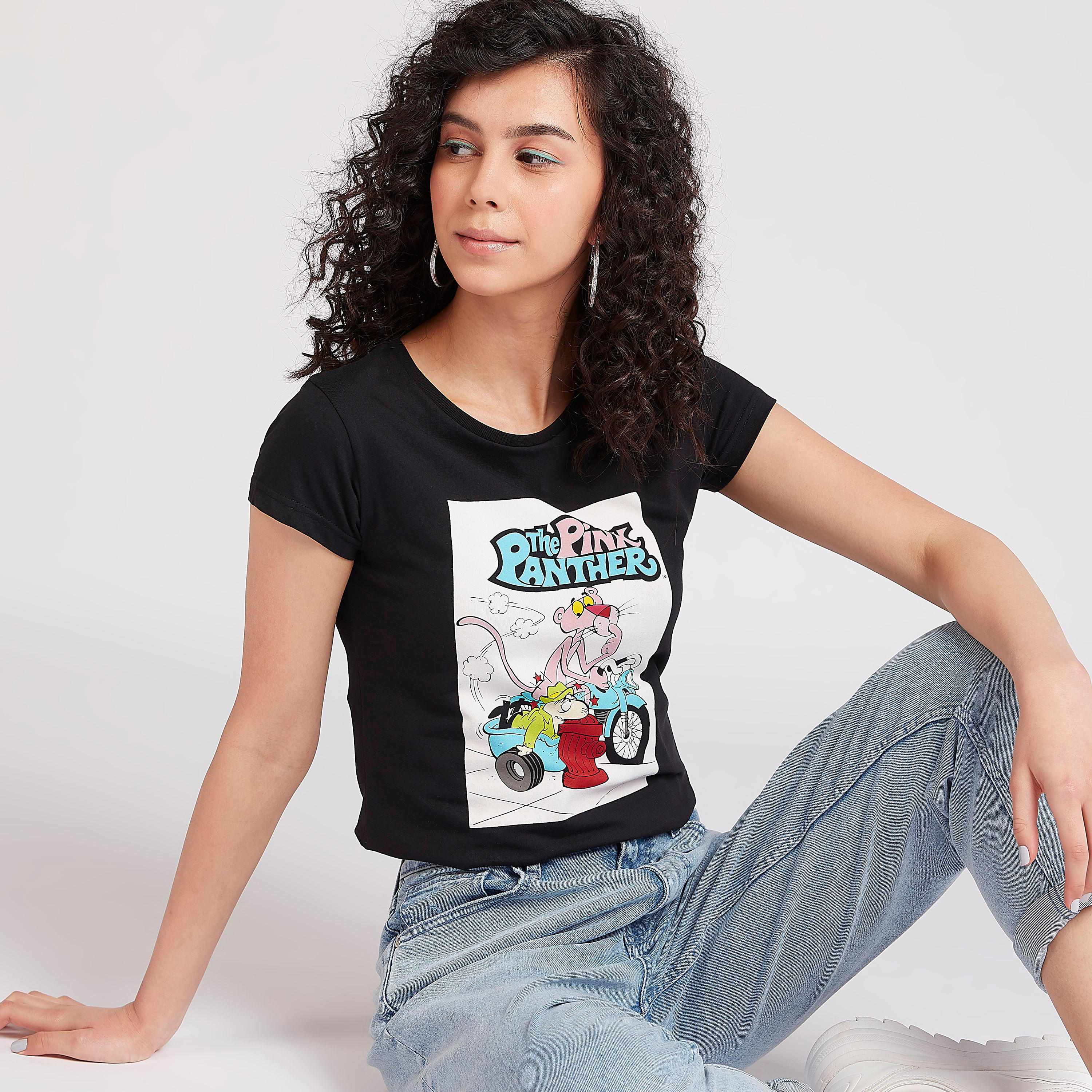 تيشيرت سكيني فيت بطبعات بينك بانتر وياقة ضيّقة وأكمام كاب-women-clothing-tshirts-image-1
