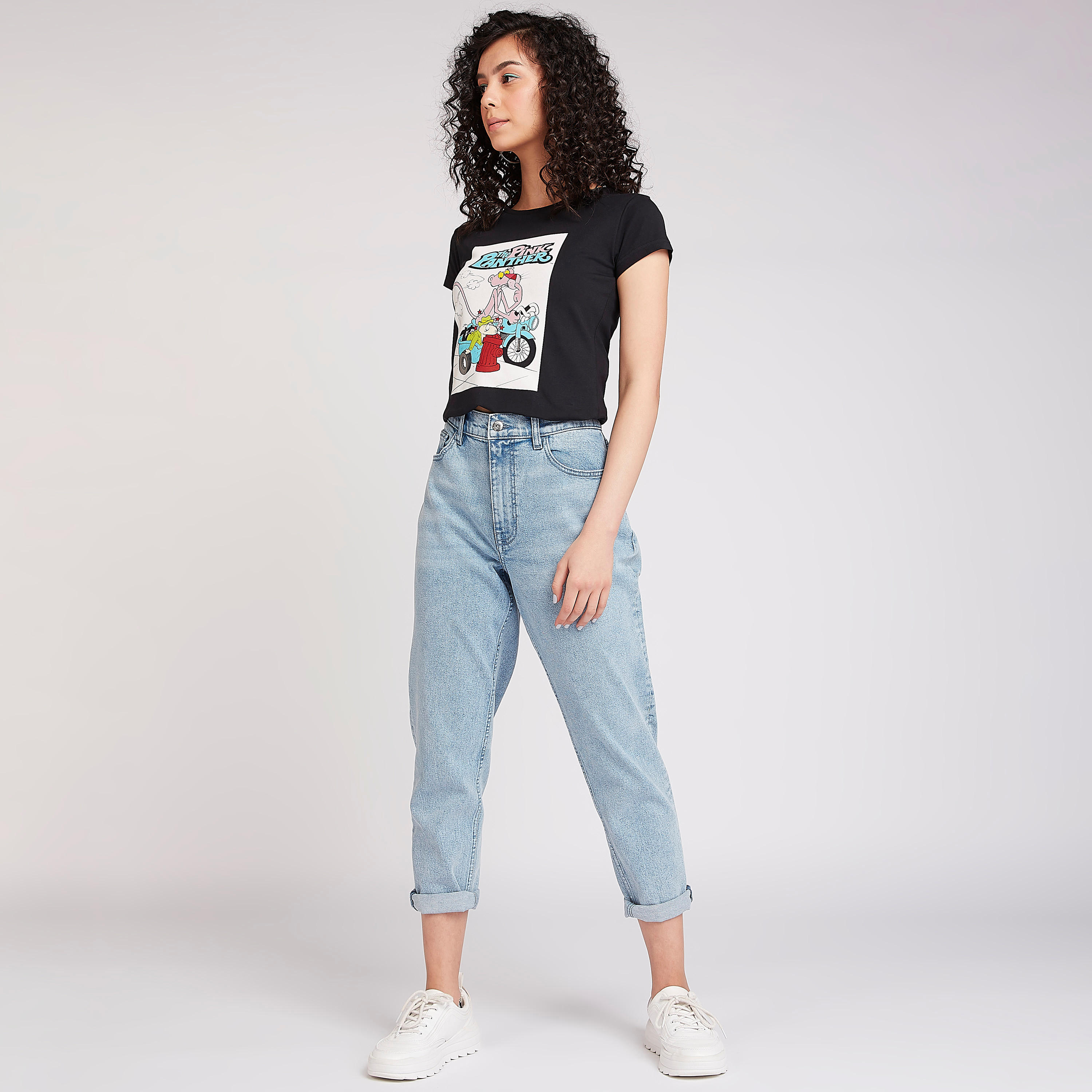 تيشيرت سكيني فيت بطبعات بينك بانتر وياقة ضيّقة وأكمام كاب-women-clothing-tshirts-image-2