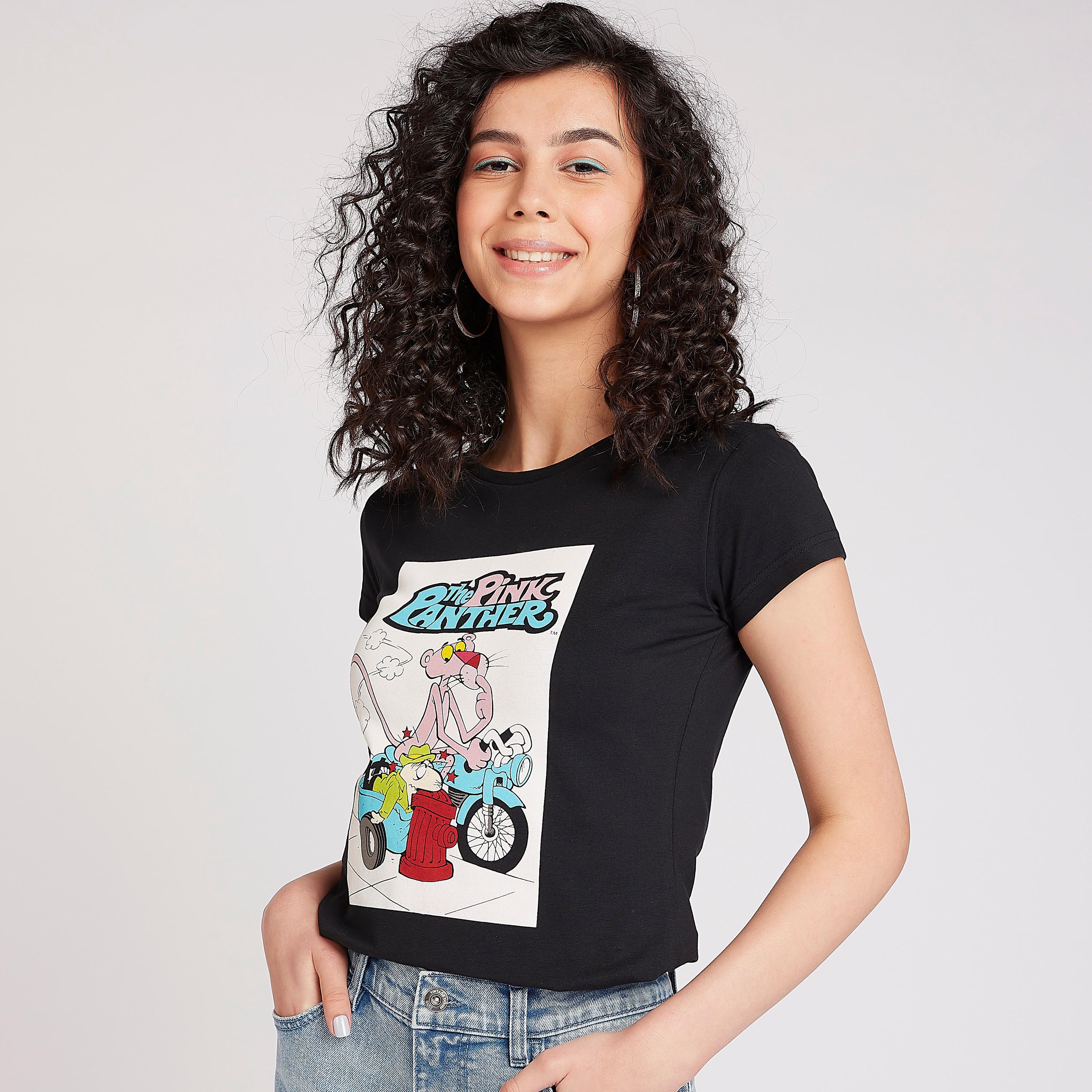 تيشيرت سكيني فيت بطبعات بينك بانتر وياقة ضيّقة وأكمام كاب-women-clothing-tshirts-image-3