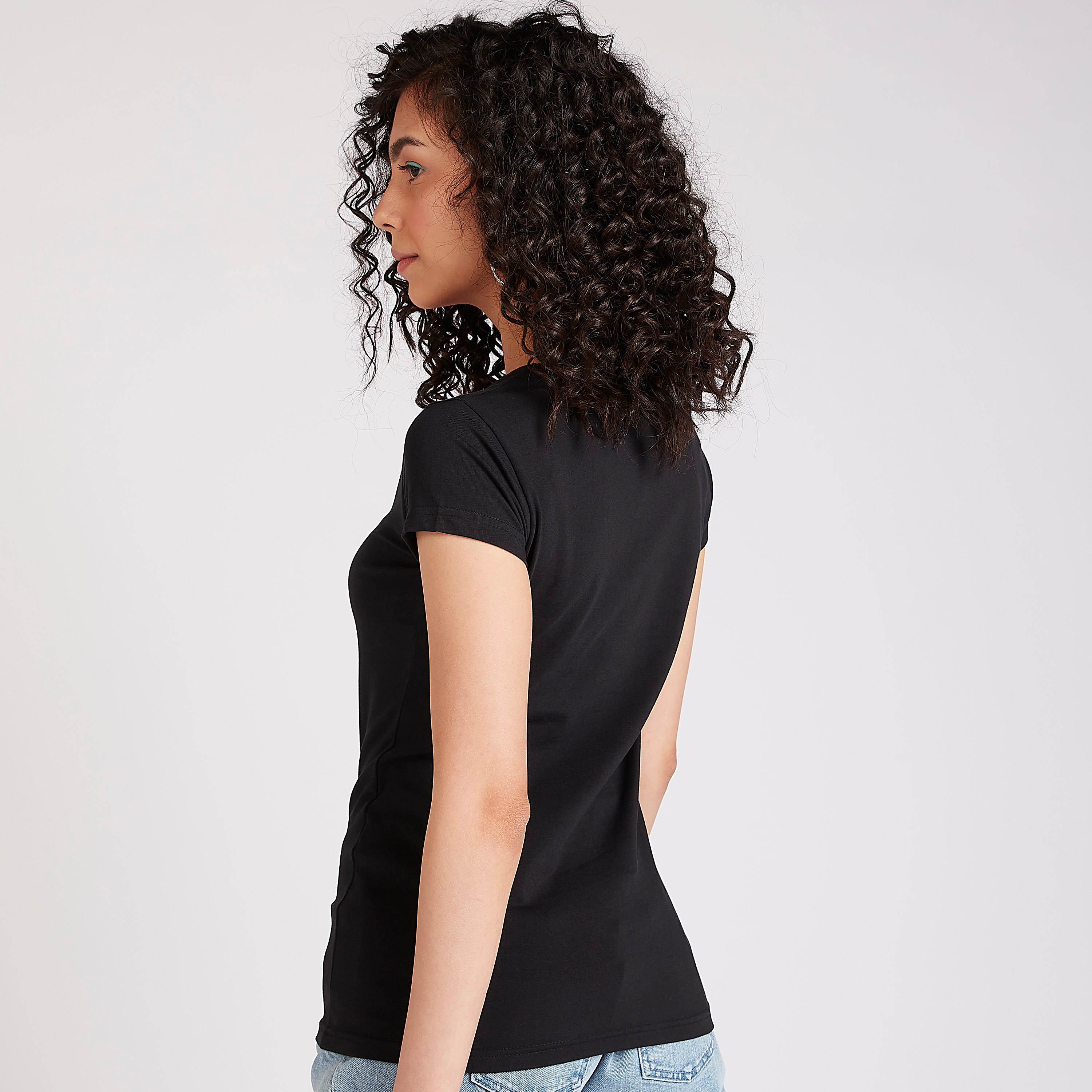 تيشيرت سكيني فيت بطبعات بينك بانتر وياقة ضيّقة وأكمام كاب-women-clothing-tshirts-image-4