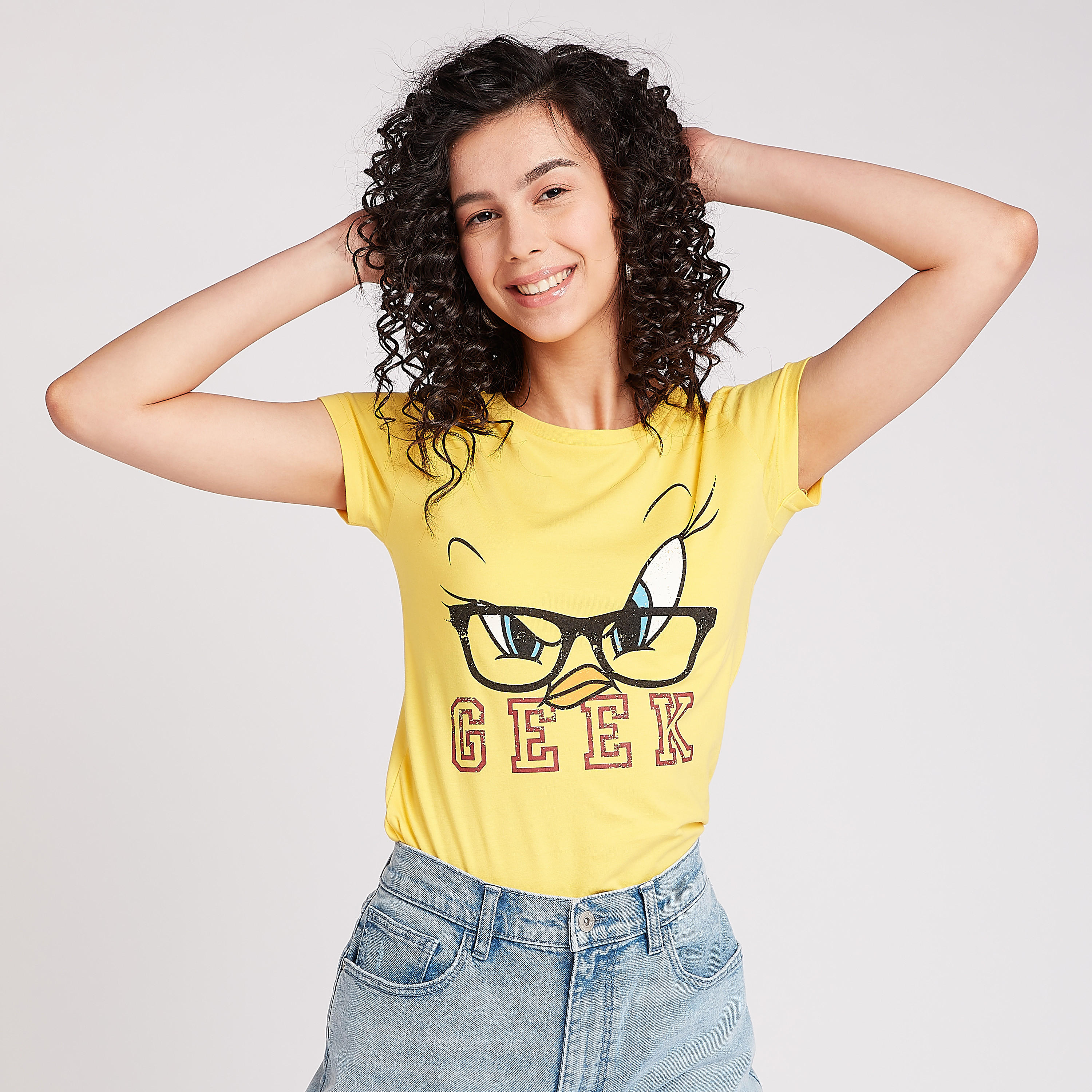 تيشيرت سكيني فيت بياقة ضيقة وأكمام كاب وطبعات تويتي-women-clothing-tshirts-image-1