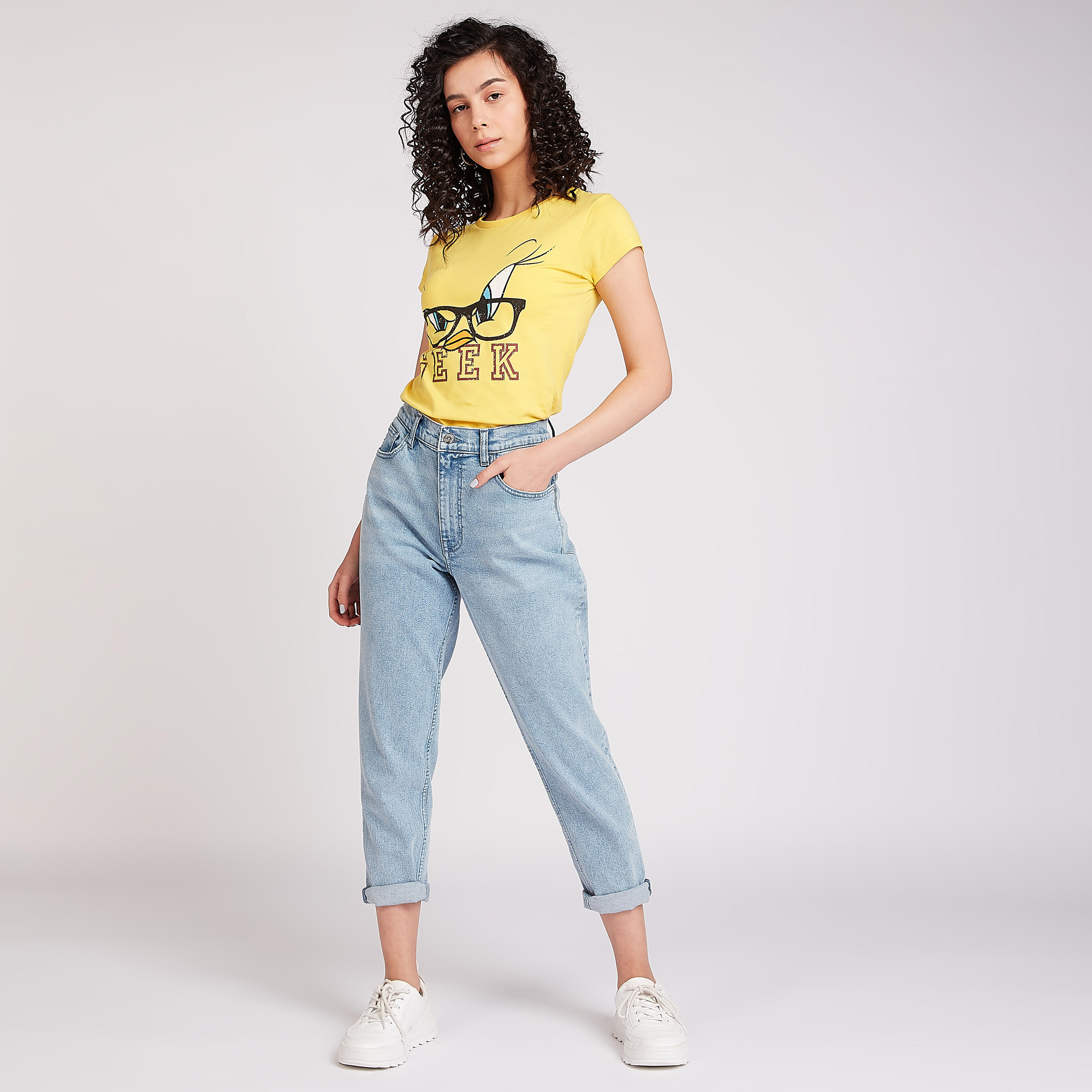 تيشيرت سكيني فيت بياقة ضيقة وأكمام كاب وطبعات تويتي-women-clothing-tshirts-image-2